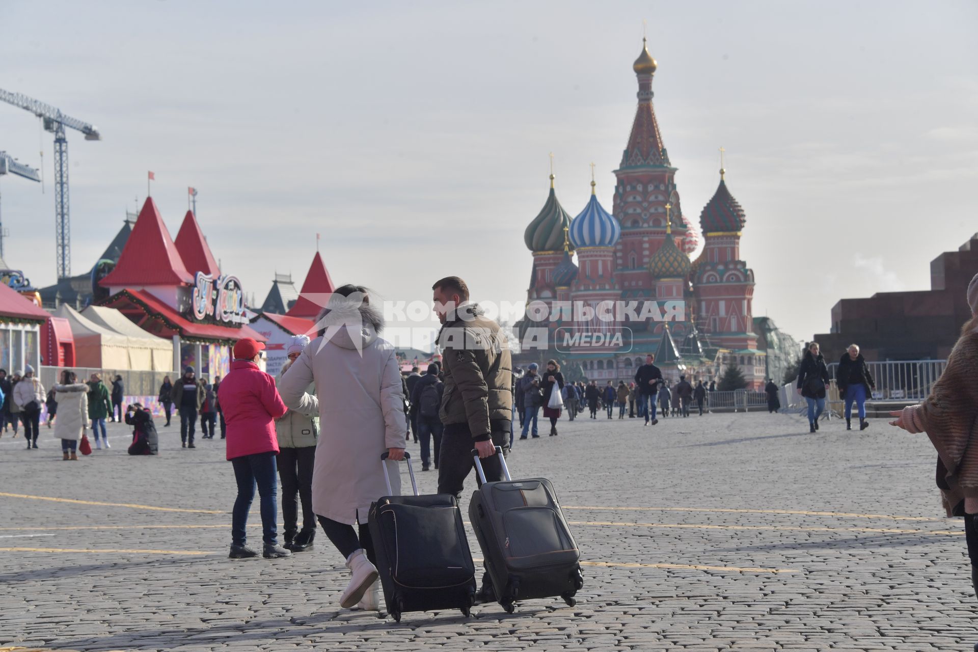 Москва. Посетители и туристы на  Красной площади.