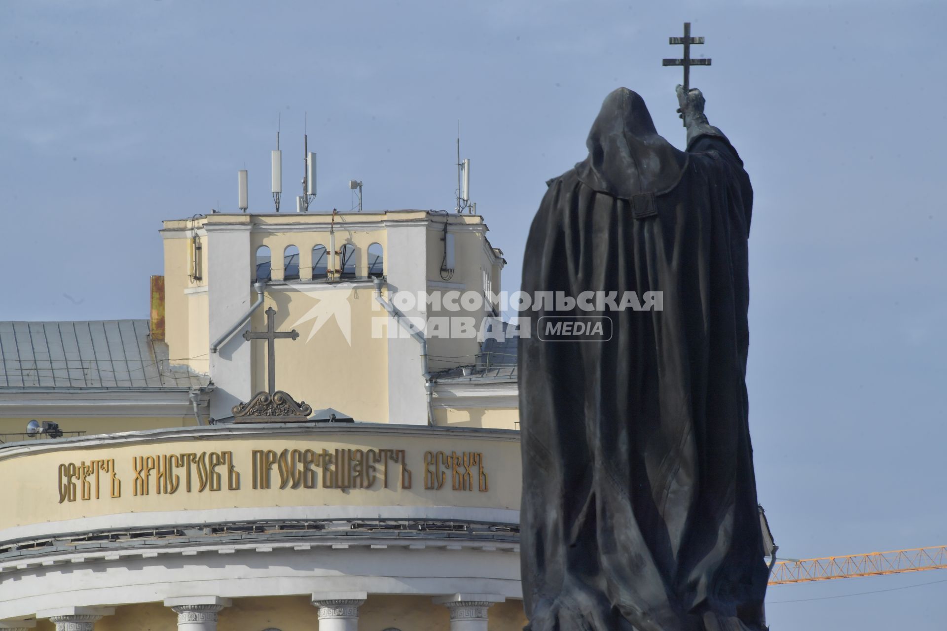 Москва. Памятник Патриарху Гермогену в Александровском саду.