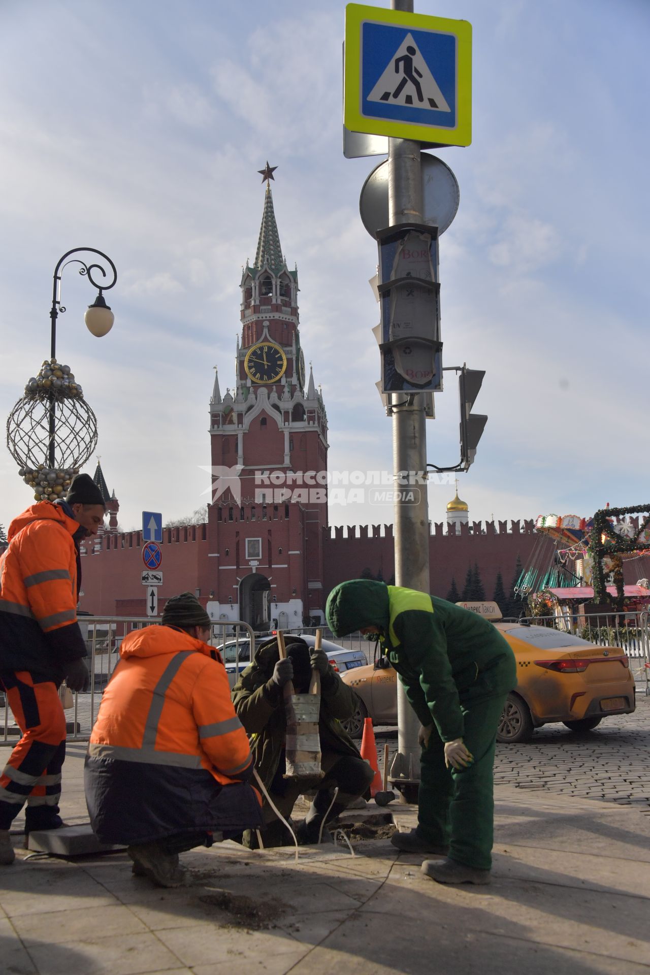 Москва. Рабочие укладывают плитку в районе  Красной площади.