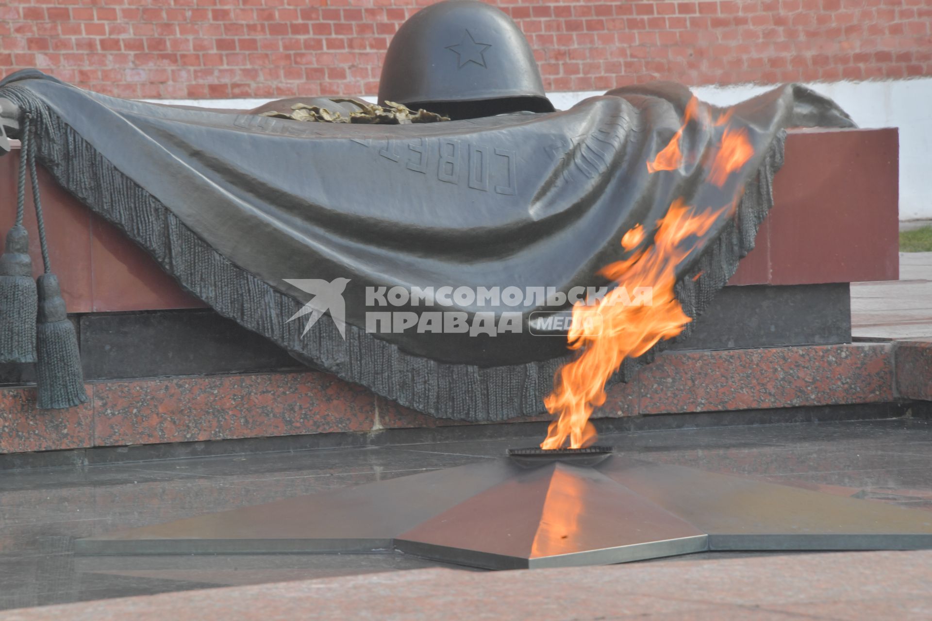 Москва.   Вечный огонь на могиле Неизвестного солдата в Александровском саду.