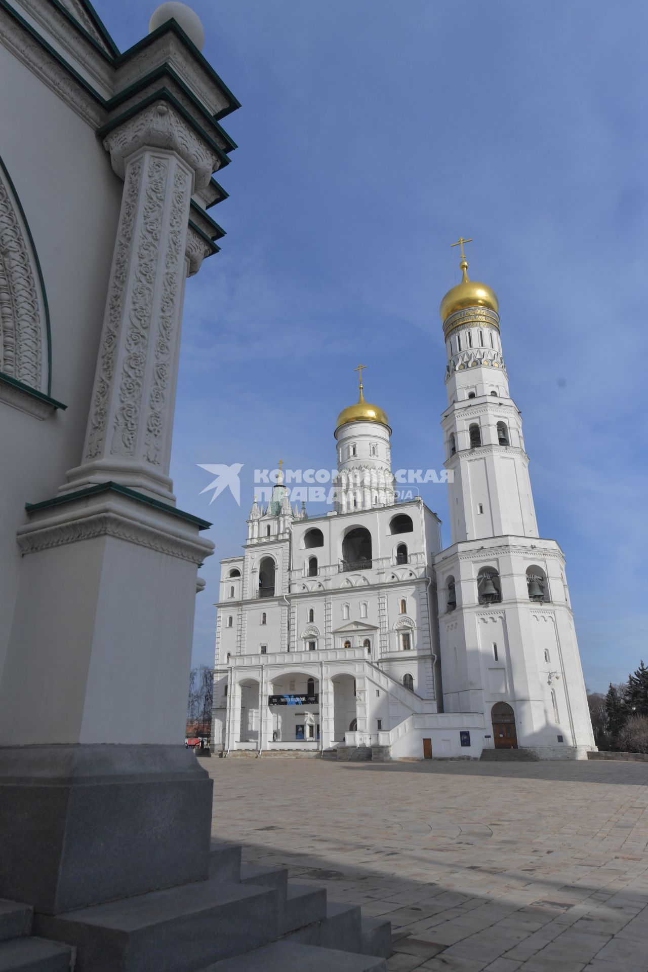 Москва. Вид на Успенскую звонницу и колокольню Ивана Великого в Кремле.