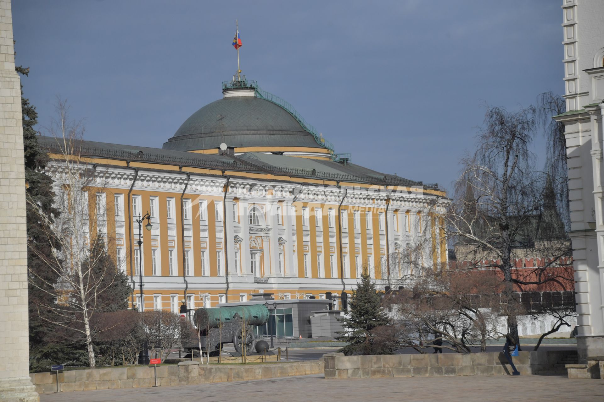 Москва. Вид на Сенатский дворец в Кремле.