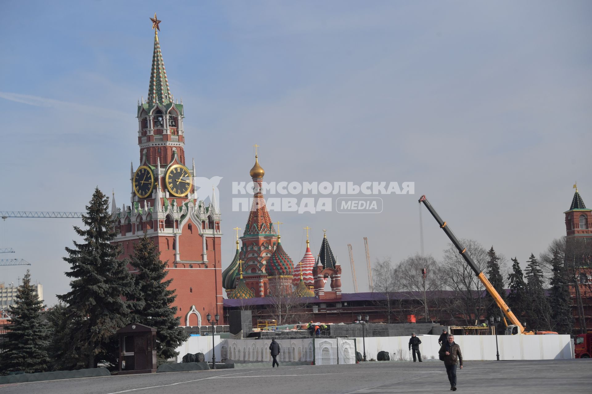 Москва. Вид на Спасскую башню и купола  храма Василия Блаженного.