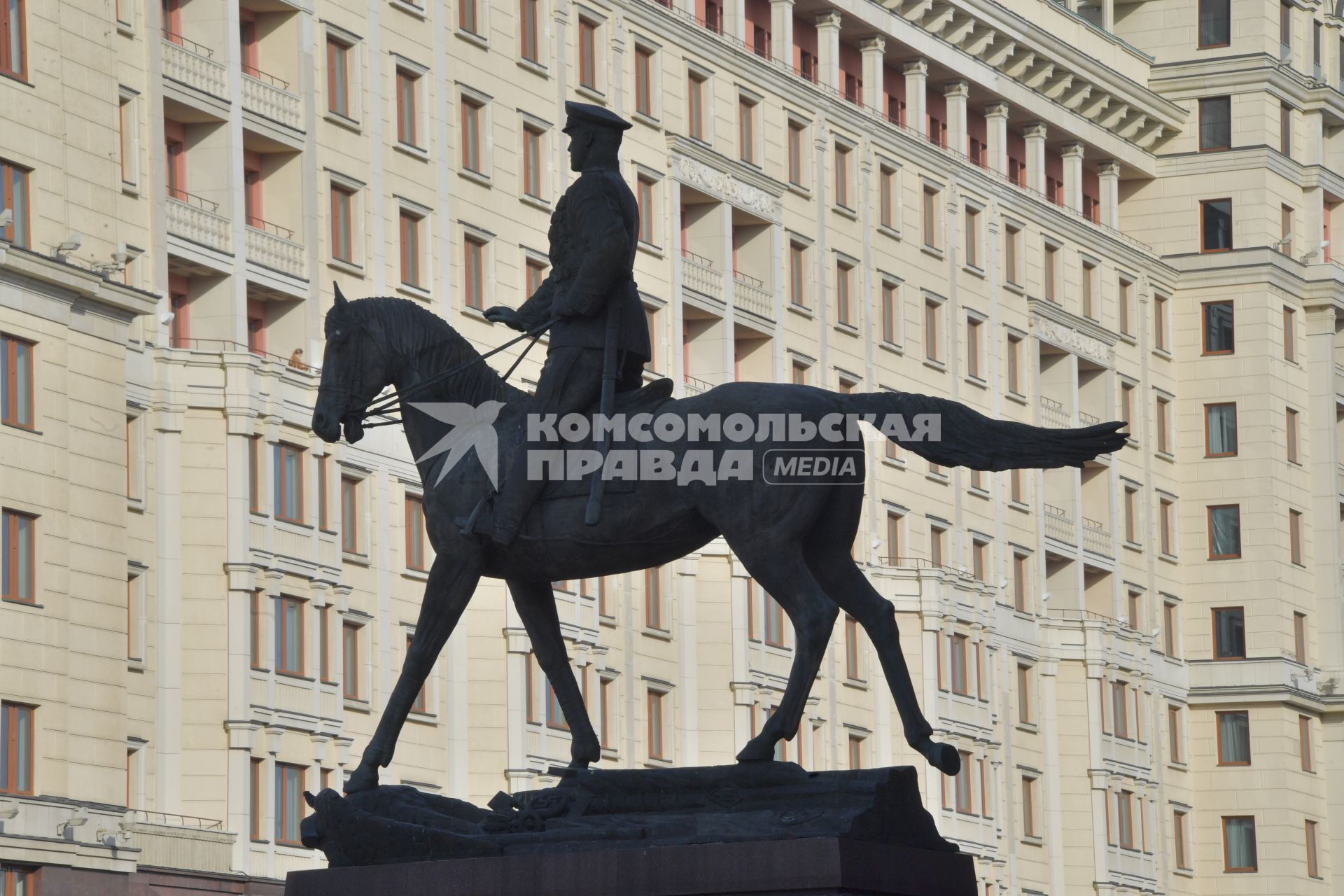 Москва. Памятник маршалу  Георгию Жукову на Манежной площади.