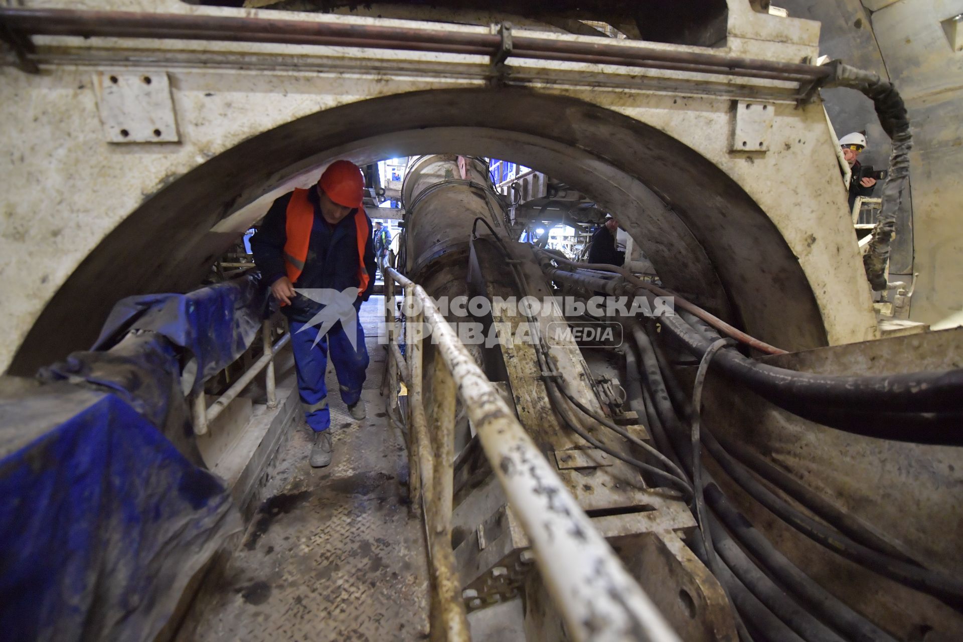 Москва. Рабочий на строительной площадке двухпутного тоннеля между станциями `Мневники` и `Кунцевская` западного участка Большой кольцевой линии (БКЛ) Московского метрополитена.