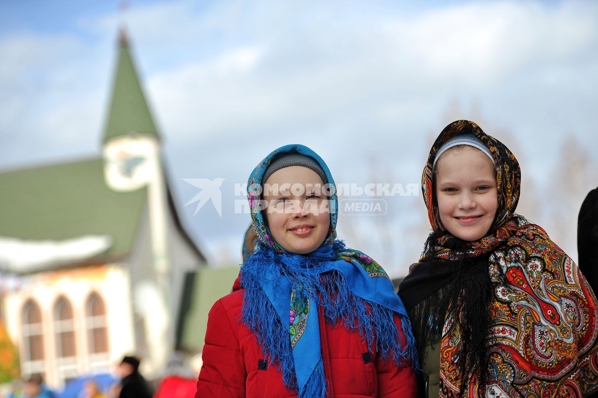 Екатеринбург. Празднование широкой масленицы в парке \'Таганская слобода\'.