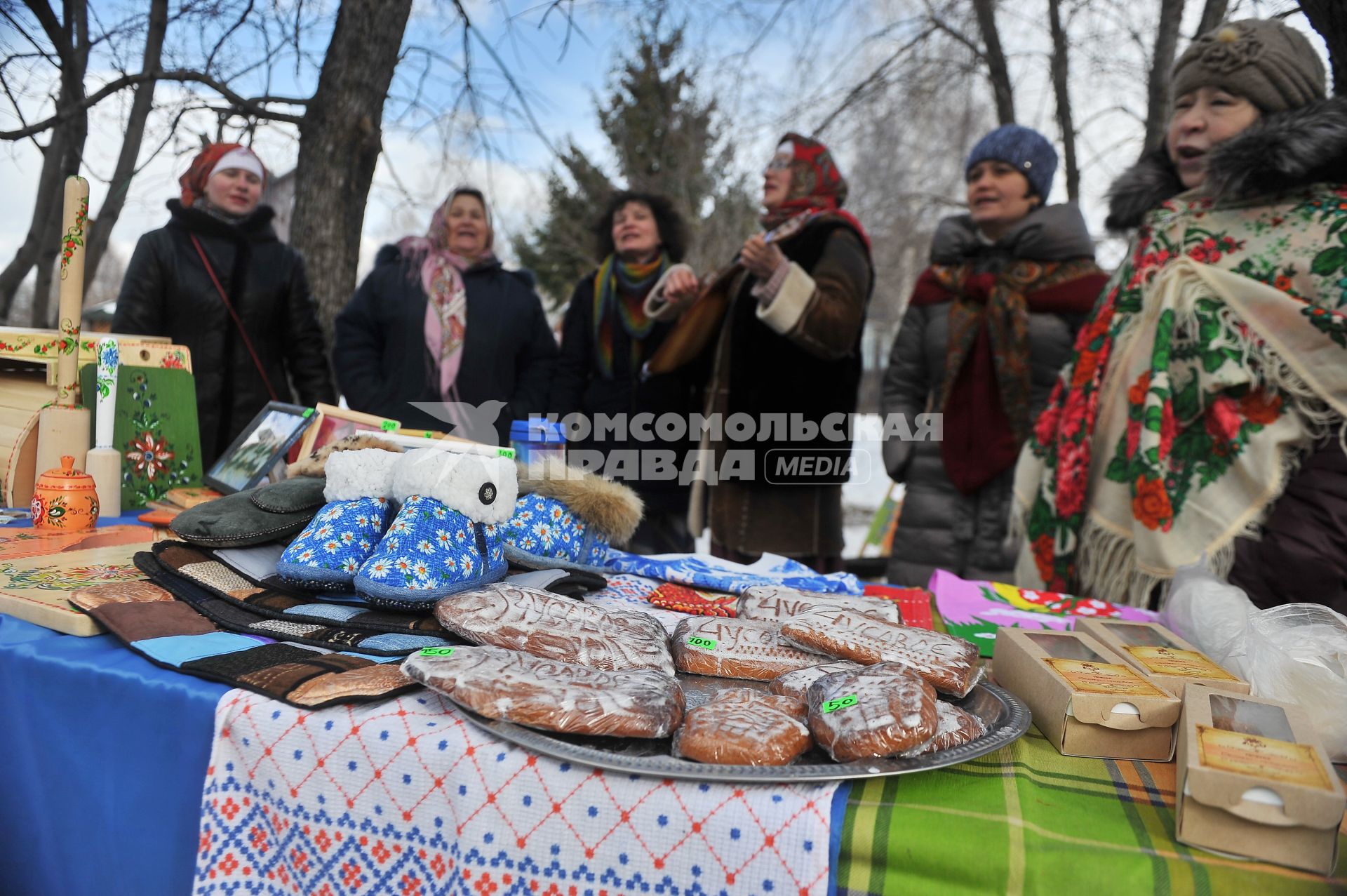 Екатеринбург. Празднование широкой масленицы в парке \'Таганская слобода\'.