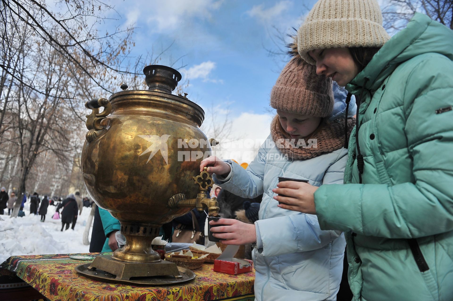 Екатеринбург. Празднование широкой масленицы в парке \'Таганская слобода\'.