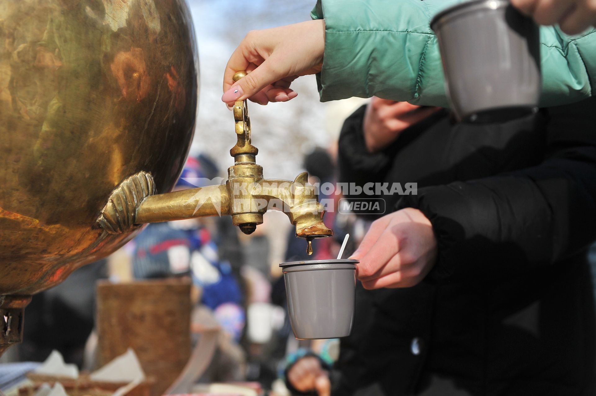 Екатеринбург. Празднование широкой масленицы в парке \'Таганская слобода\'.