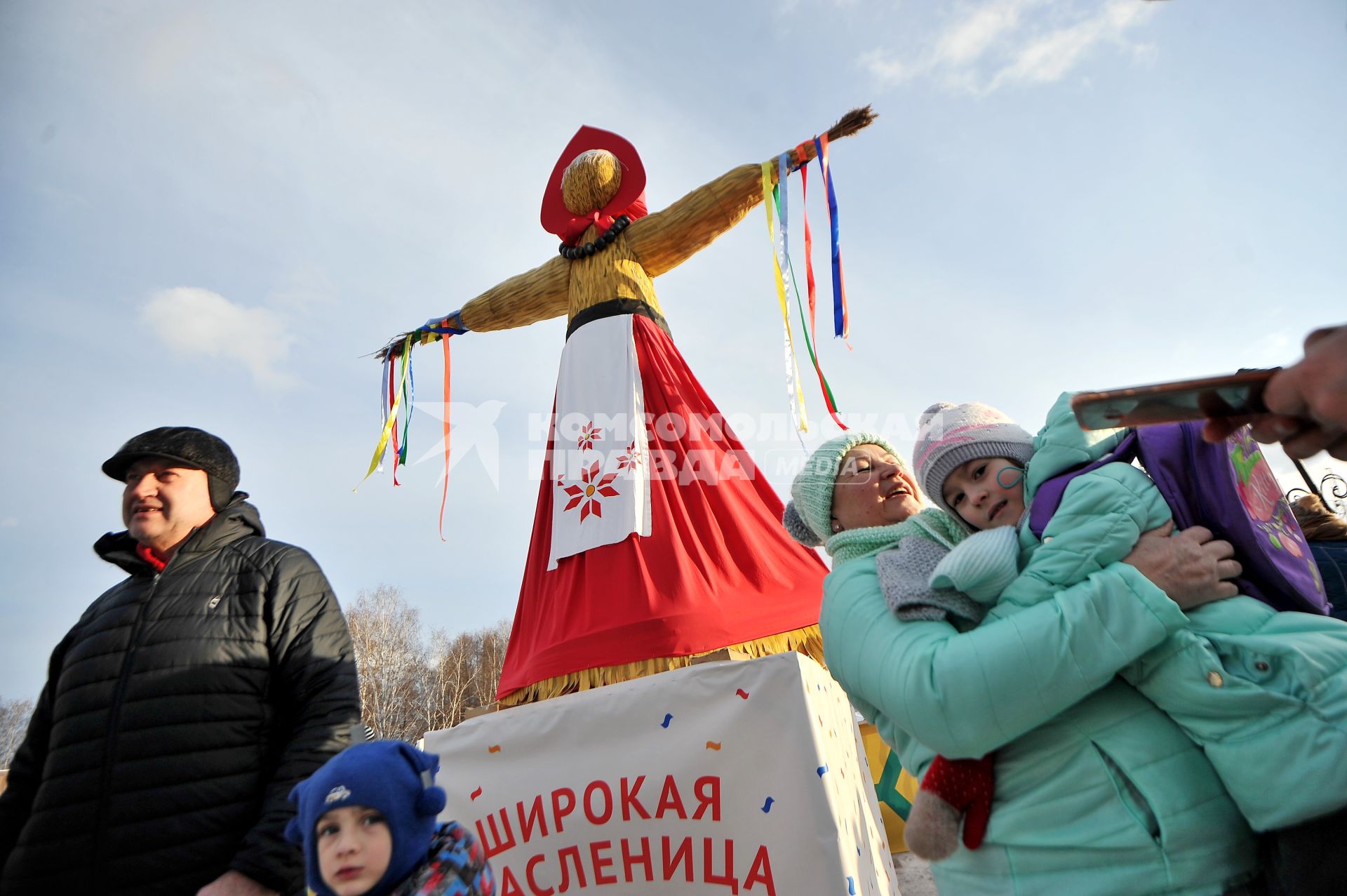 Екатеринбург. Празднование широкой масленицы в центральном парке культуры  отдыха (ЦПКиО им.Маяковского). Чучело зимы