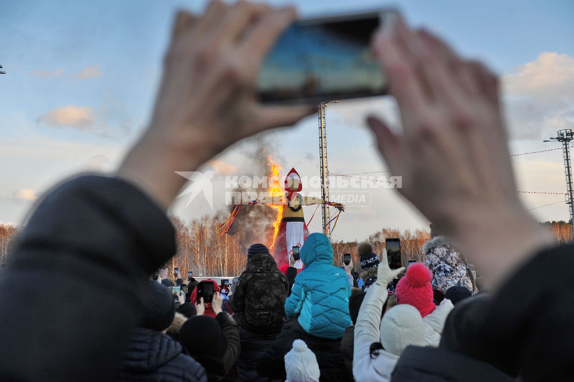 Екатеринбург. Празднование широкой масленицы в центральном парке культуры  отдыха (ЦПКиО им.Маяковского). Поджигание чучела зимы