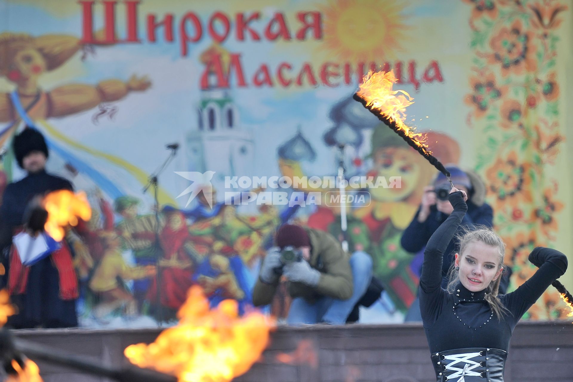 Екатеринбург. Празднование широкой масленицы в парке \'Таганская слобода\'. Файершоу