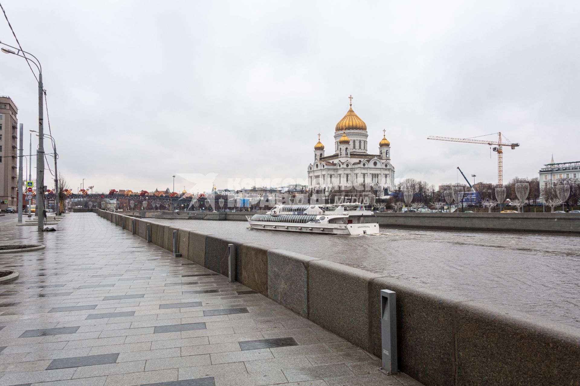 Москва.  Вид на храм Христа Спасителя с Берсеневской набережной.