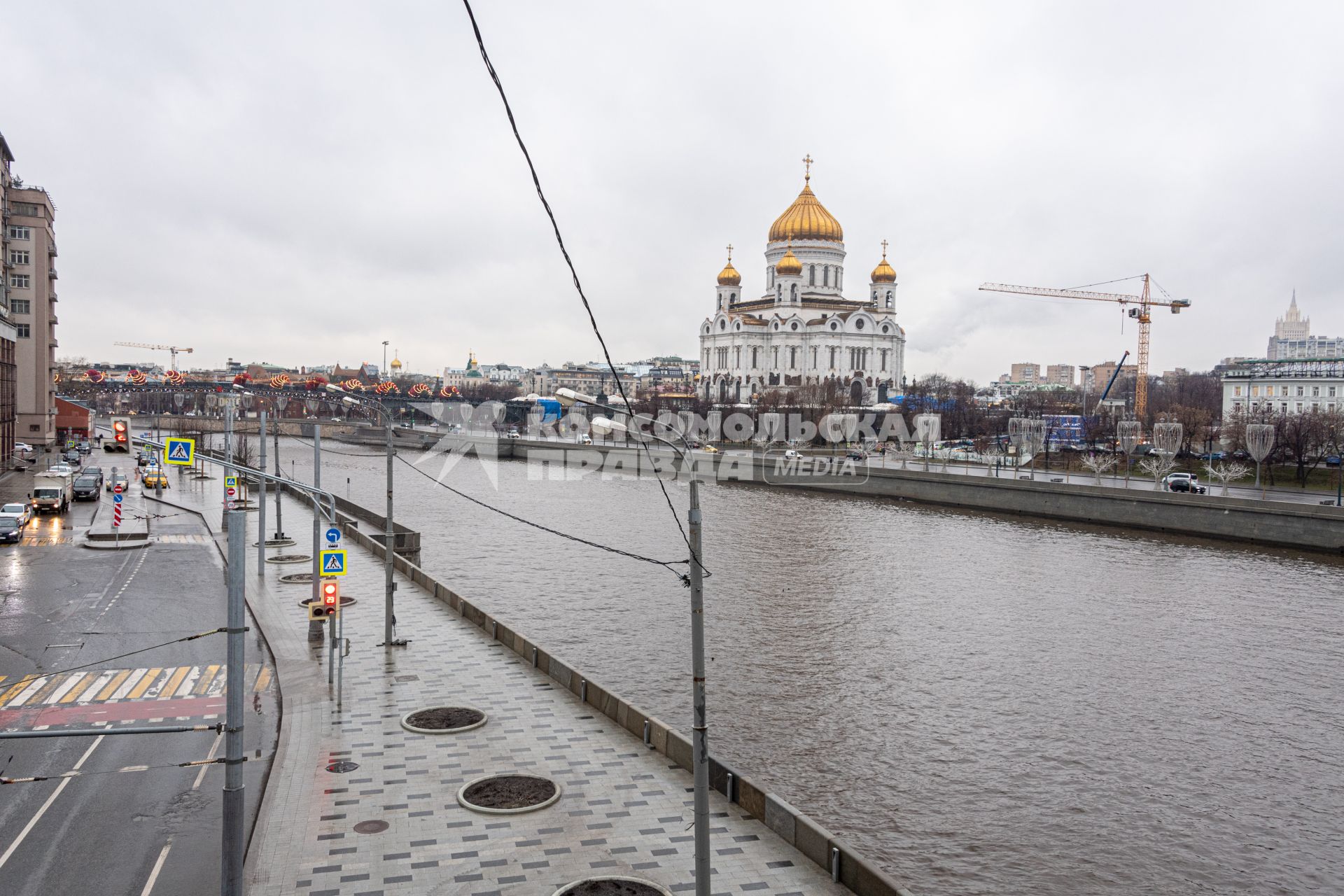 Москва.  Вид на храм Христа Спасителя с Берсеневской набережной.