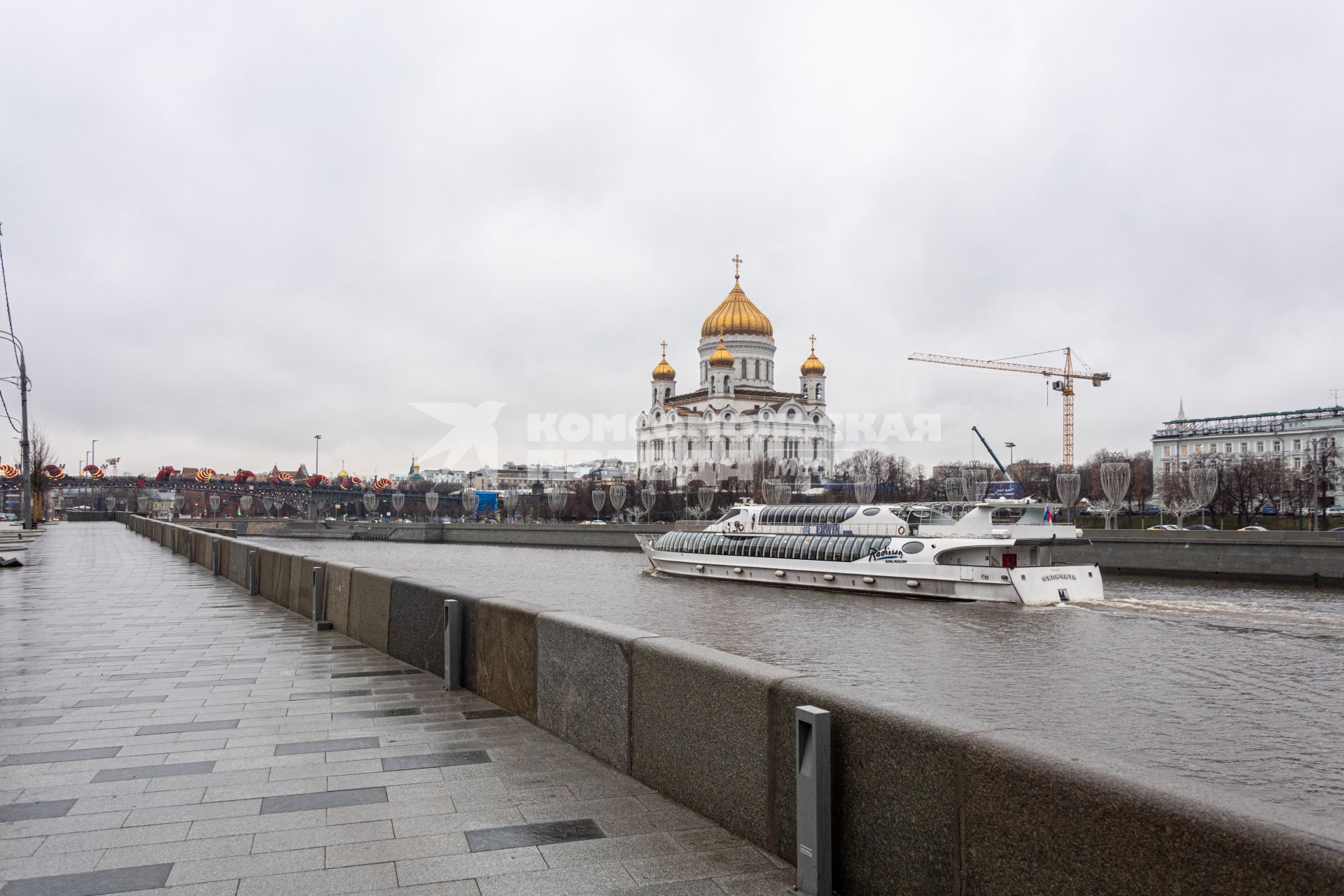 Москва.  Вид на храм Христа Спасителя с Берсеневской набережной.