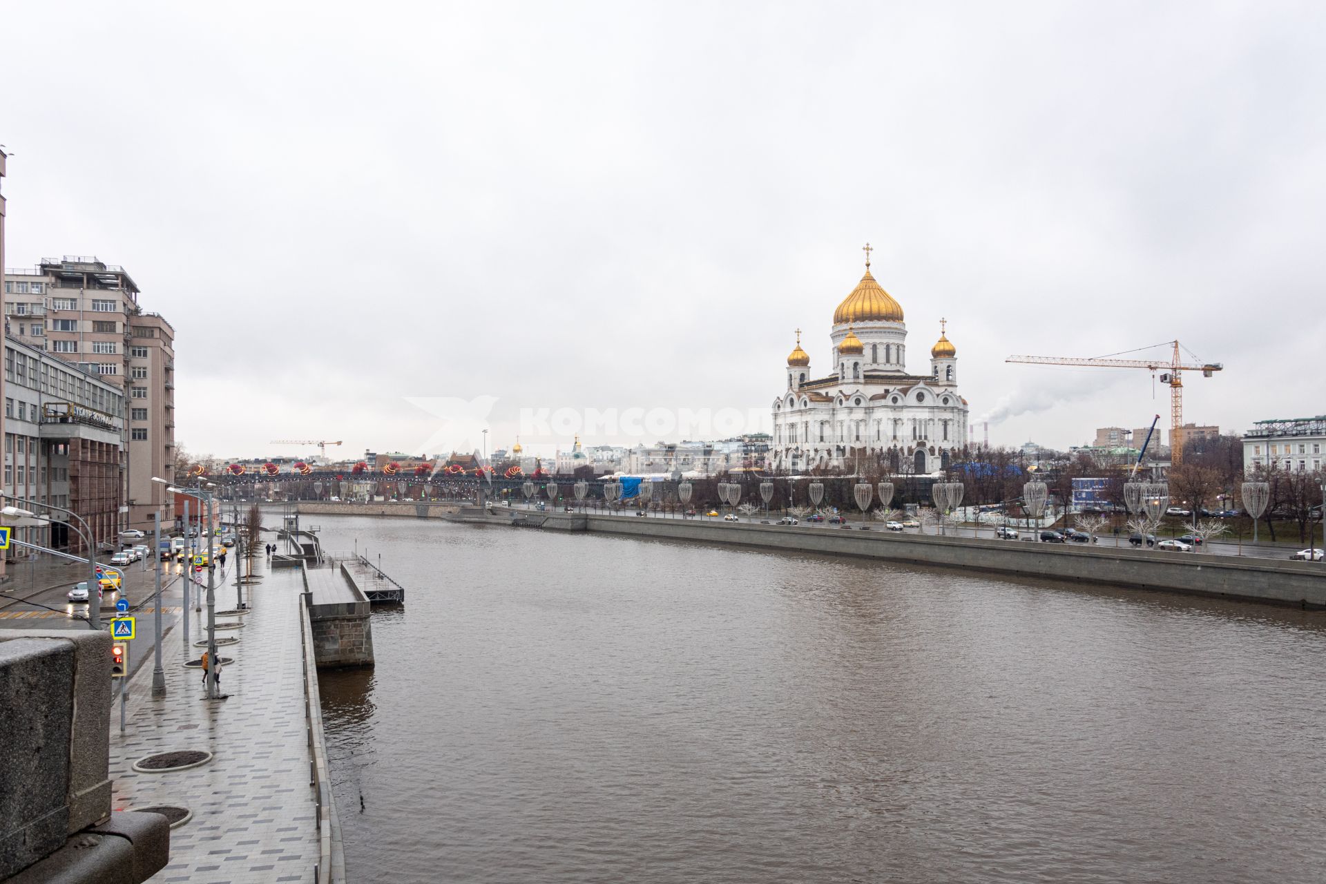 Москва.  Вид на храм Христа Спасителя с Берсеневской набережной.