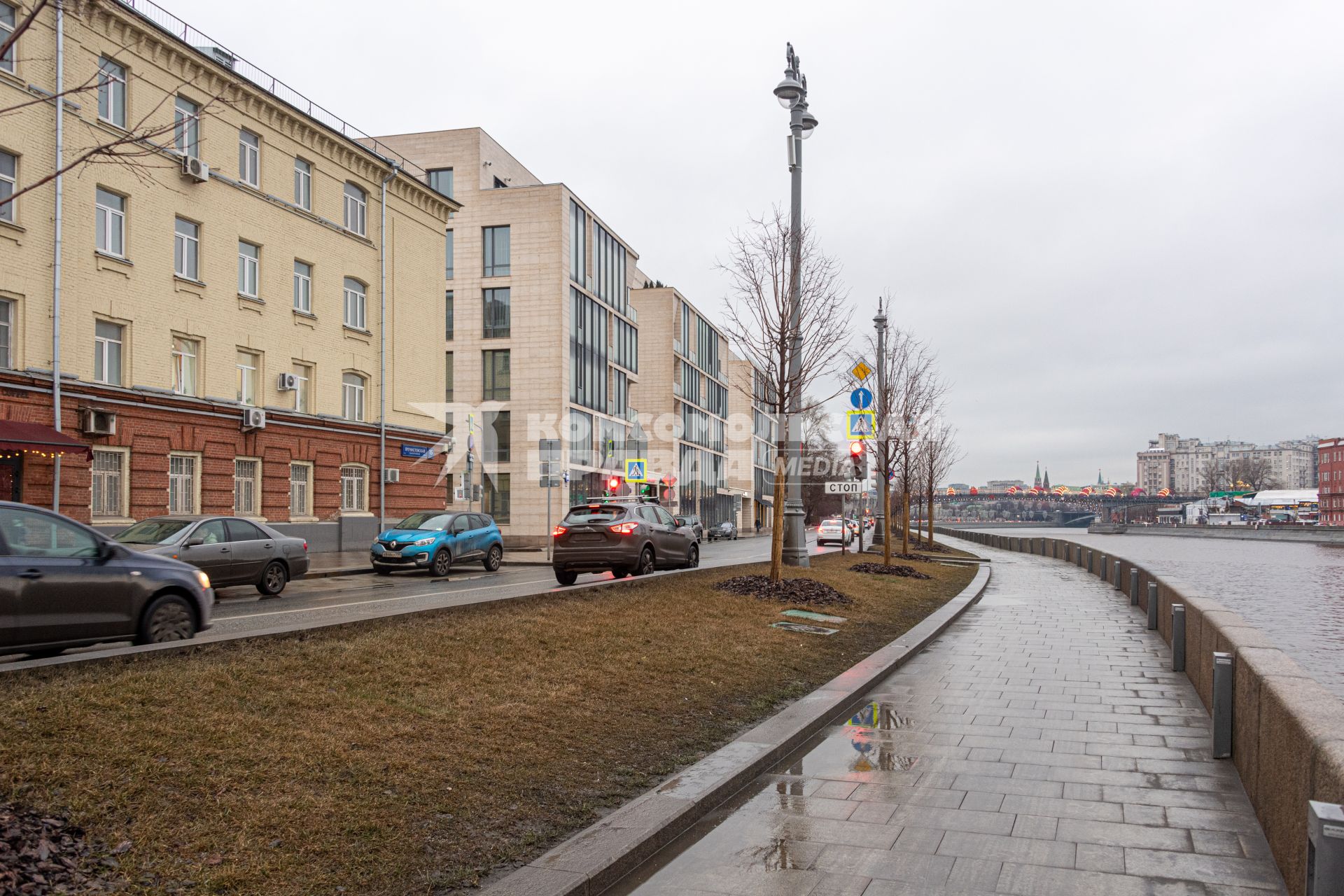 Москва. Автомобильное движение на Пречистенской набережной.