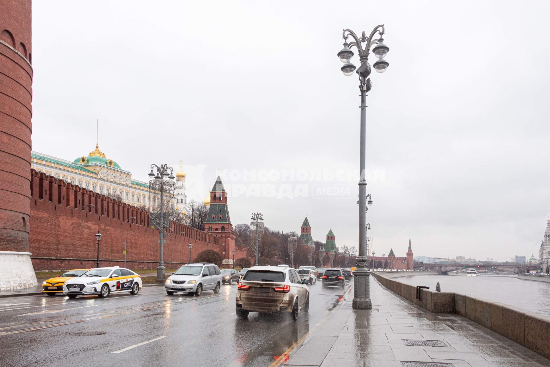 Москва. Автомобильное движение на Кремлевской набережной.