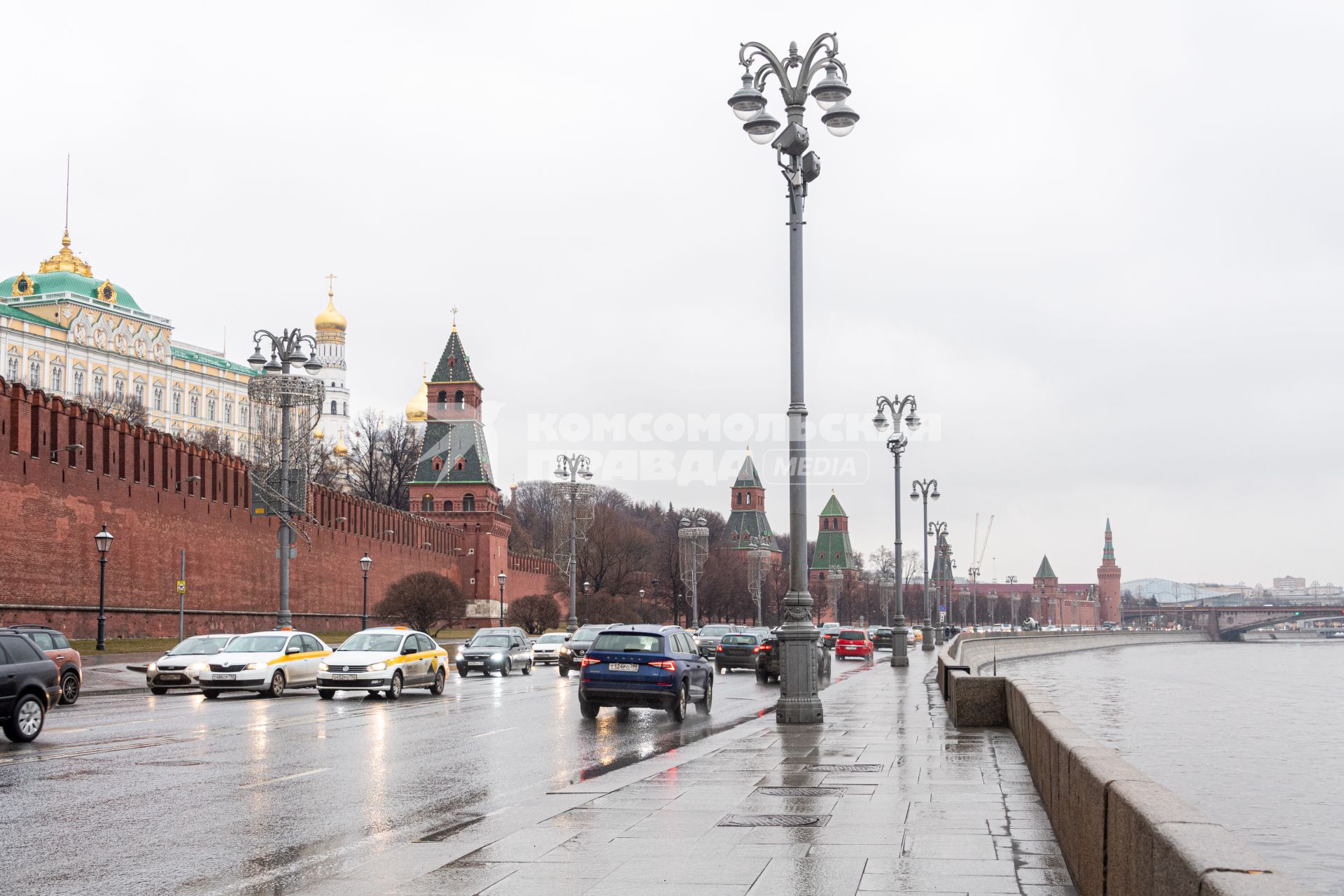 Москва. Автомобильное движение на Кремлевской набережной.