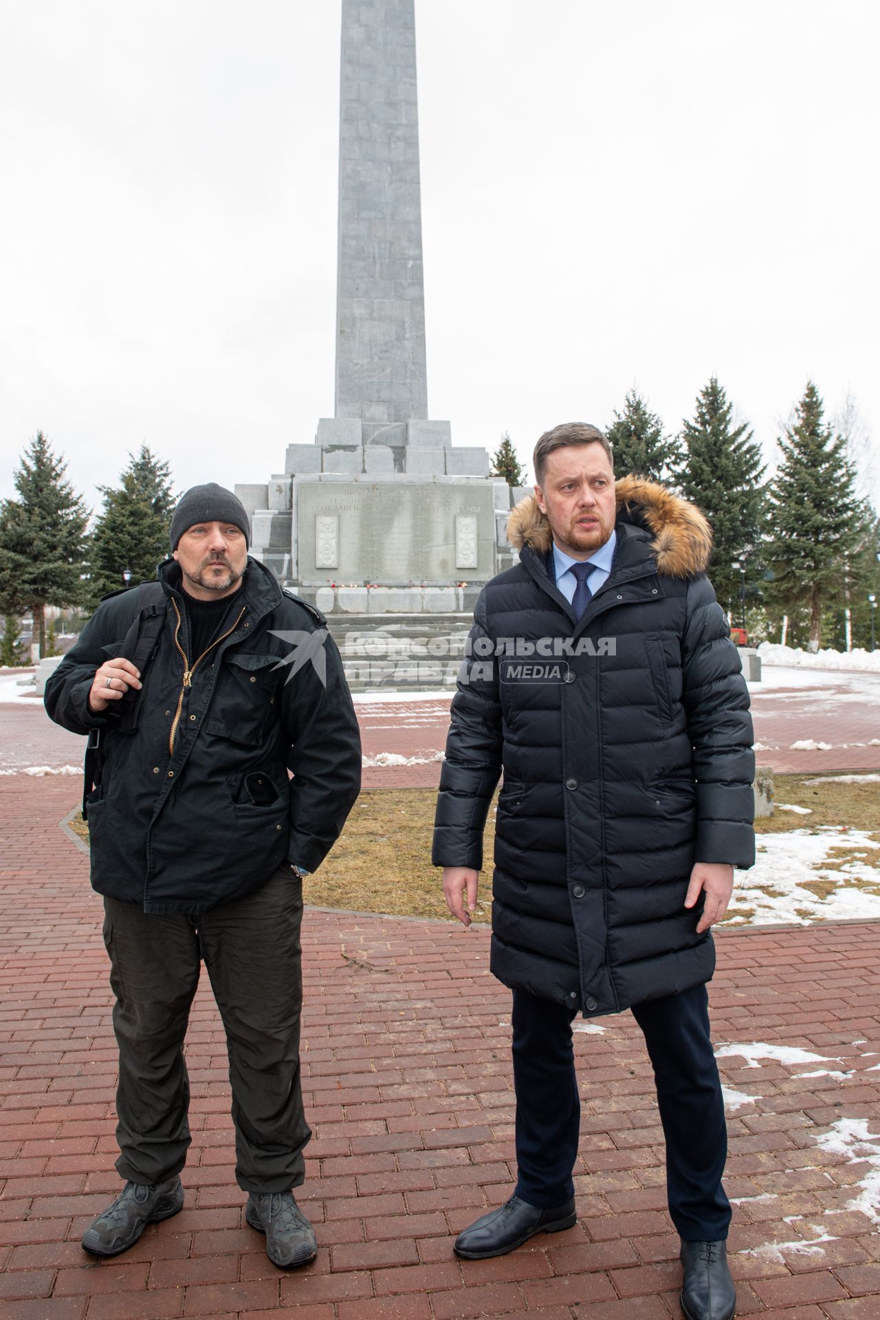 Ржев. Корреспондент `Комсомольской правды` Дмитрий Стешин и исполняющий обязанности губернатора города Роман Крылов (слева направо) у обелиска советским воинам , погибшим при освобождении города.