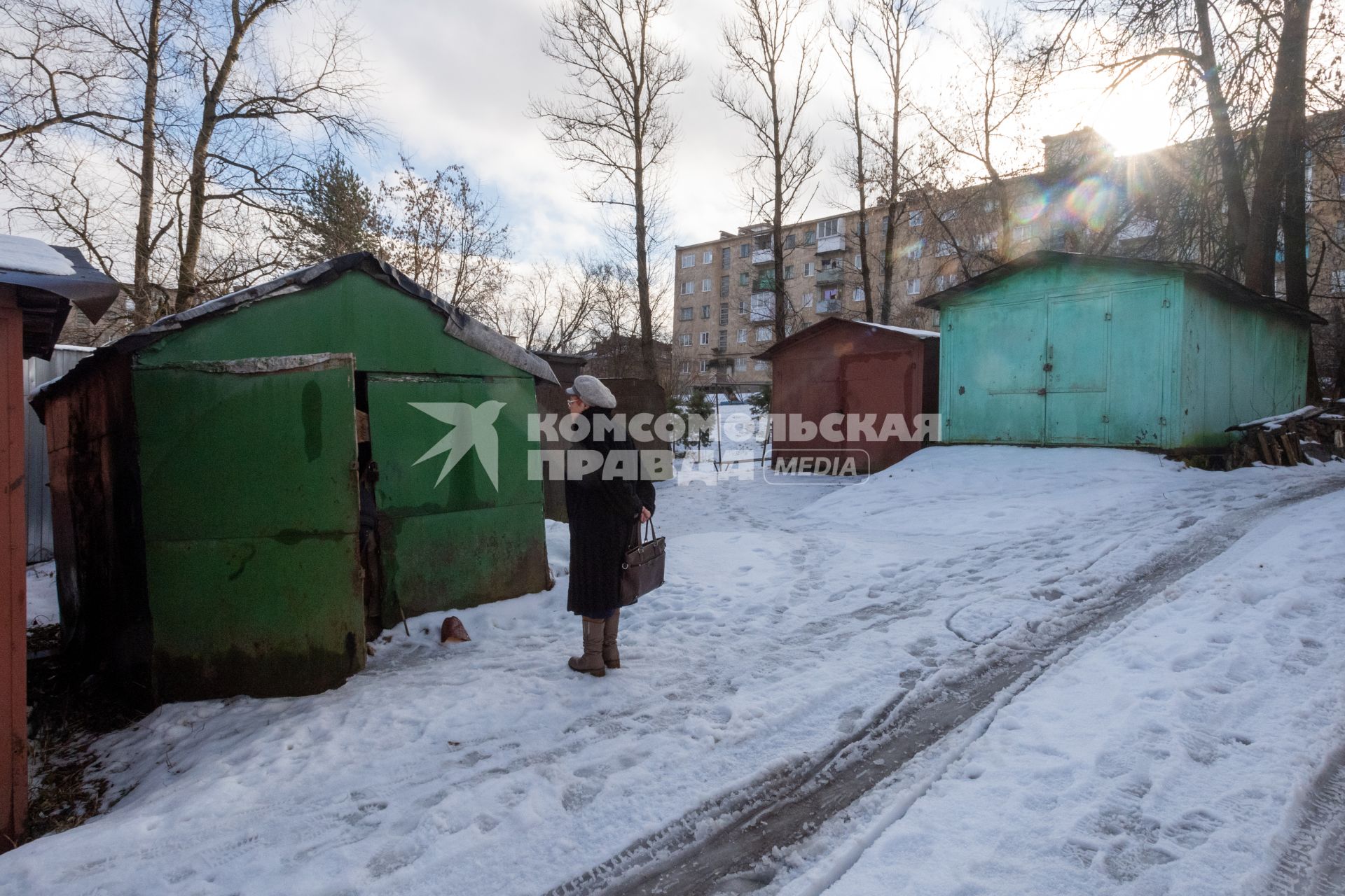 Ржев. Женщина возле гаража.