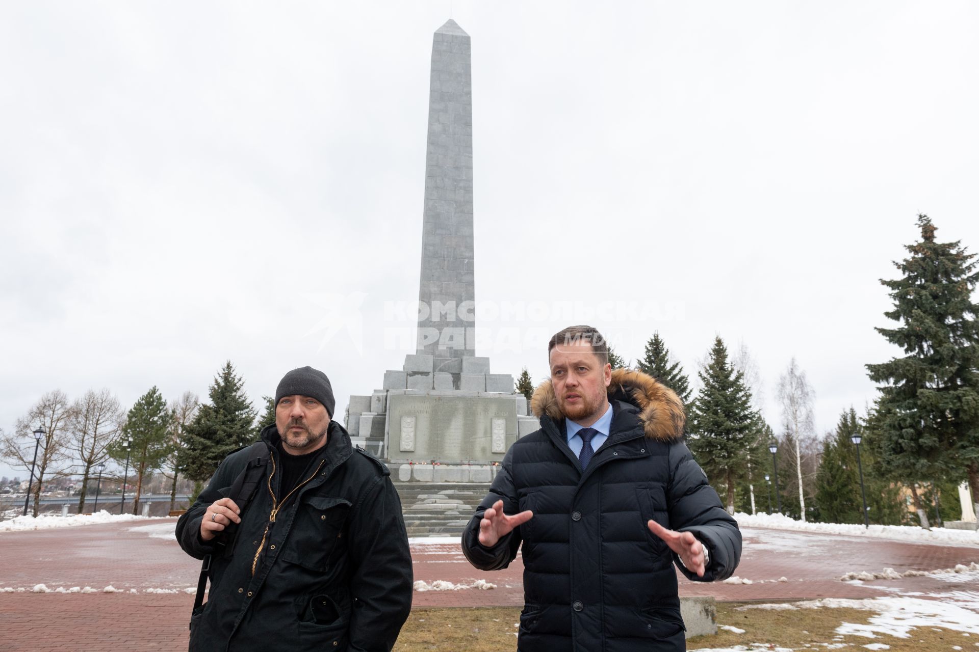 Ржев. Корреспондент `Комсомольской правды` Дмитрий Стешин и исполняющий обязанности губернатора города Роман Крылов (слева направо) у обелиска советским воинам , погибшим при освобождении города.