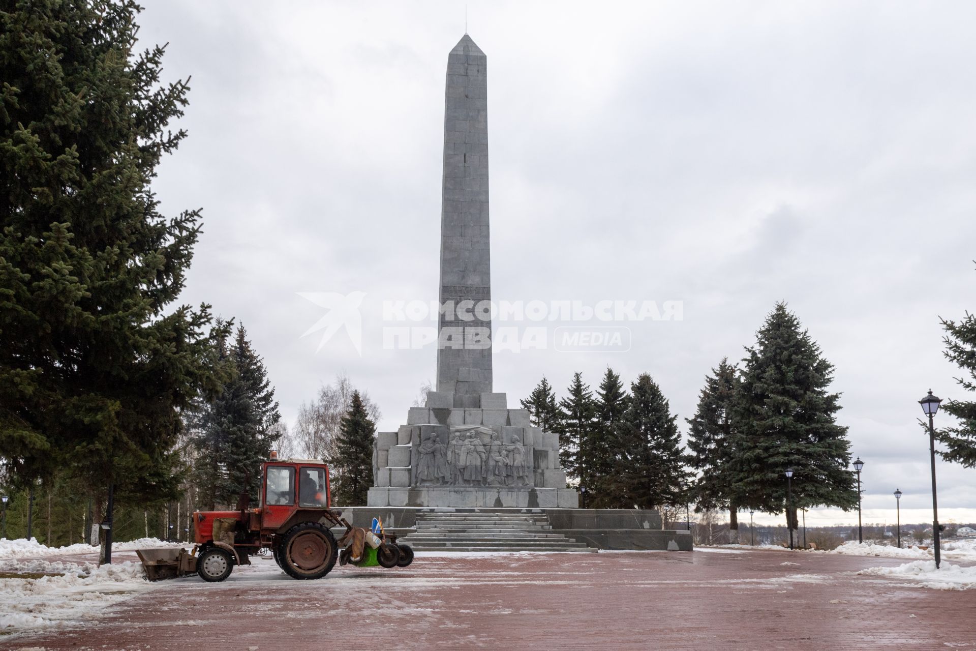 Ржев. Обелиск советским воинам  , погибшим при освобождении города.