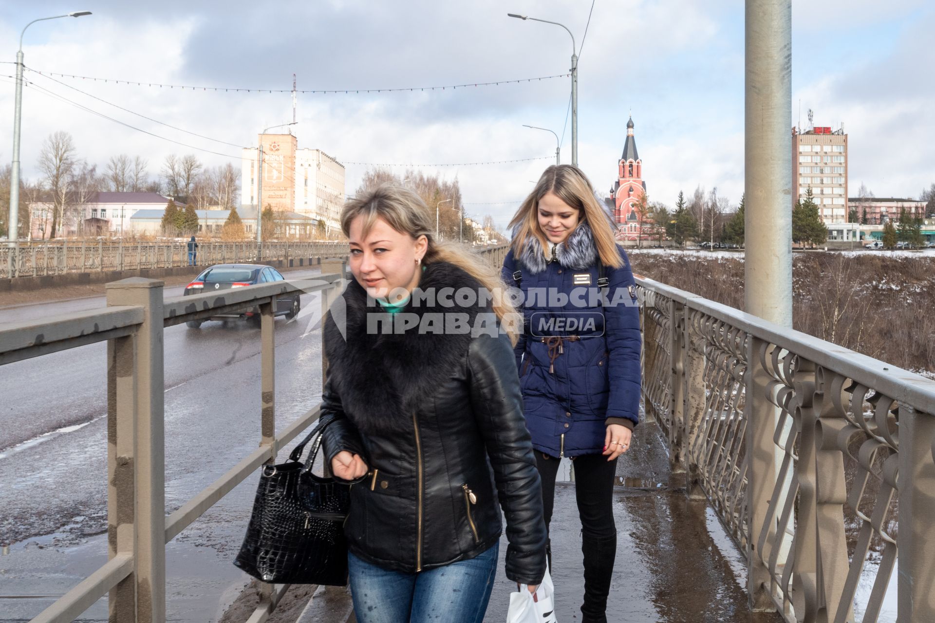 Ржев. Девушки на мосту через Волгу.