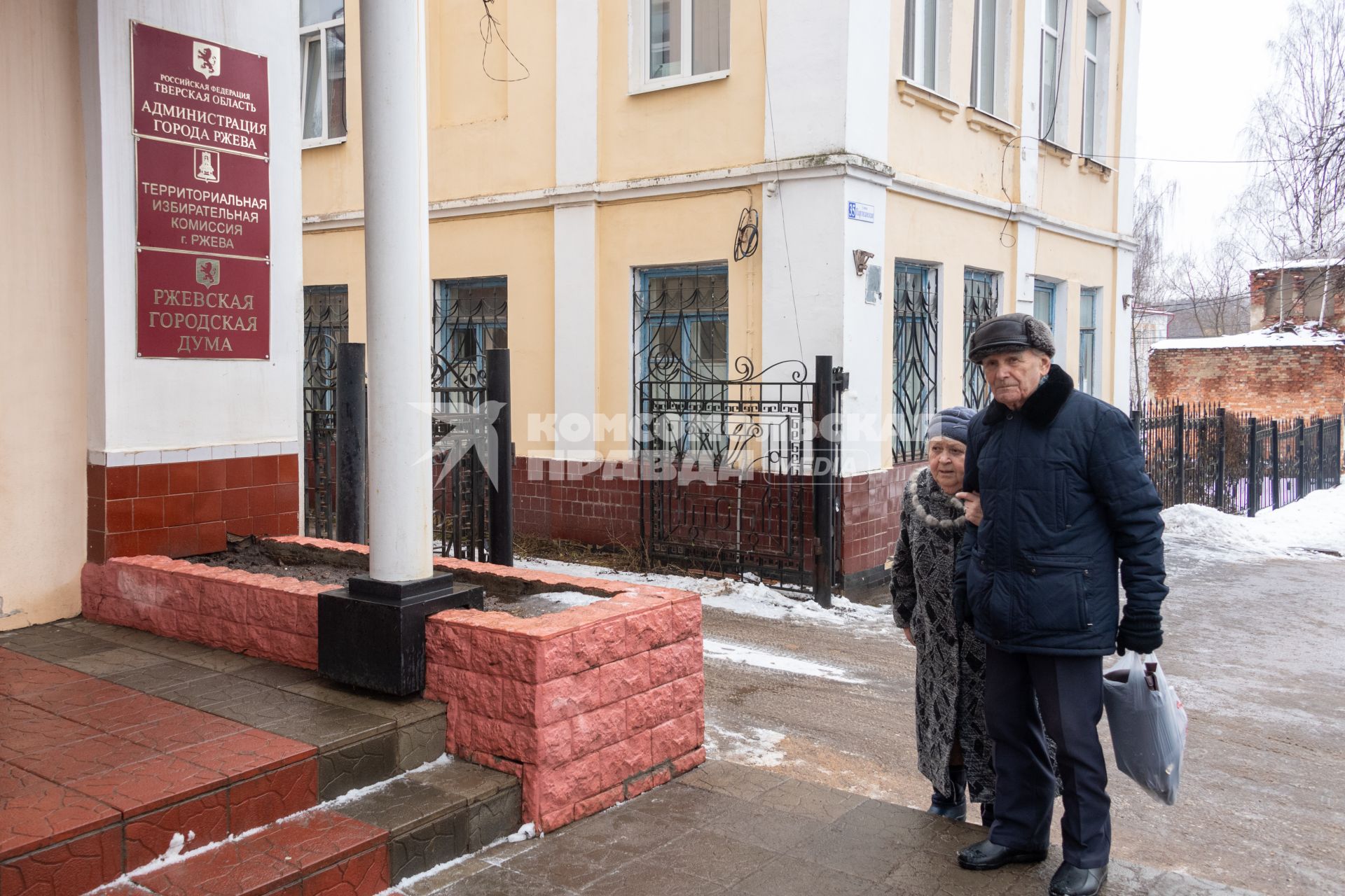 Ржев. Пенсионеры у здания городской администрации.