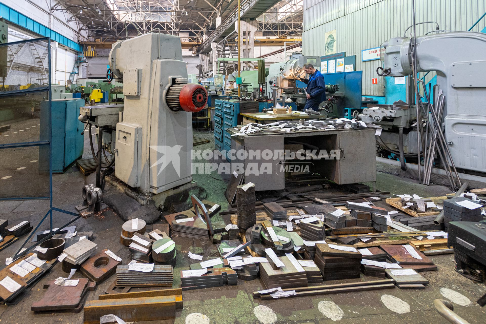 Ржев. Рабочие в одном из цехов машиностроительного завода  `Электромеханика`.