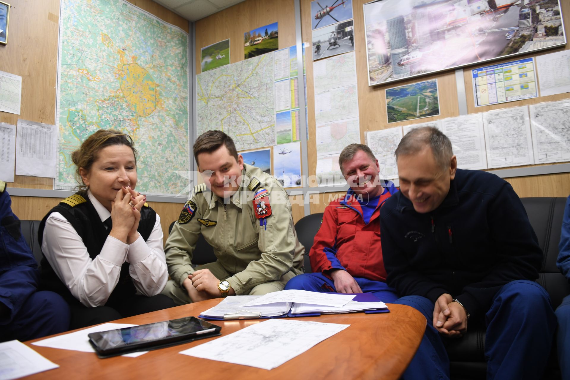 Московская область, Астафьево. Женщина - пилот  `Московского авиационного центра` Екатерина Орешникова  среди коллег.