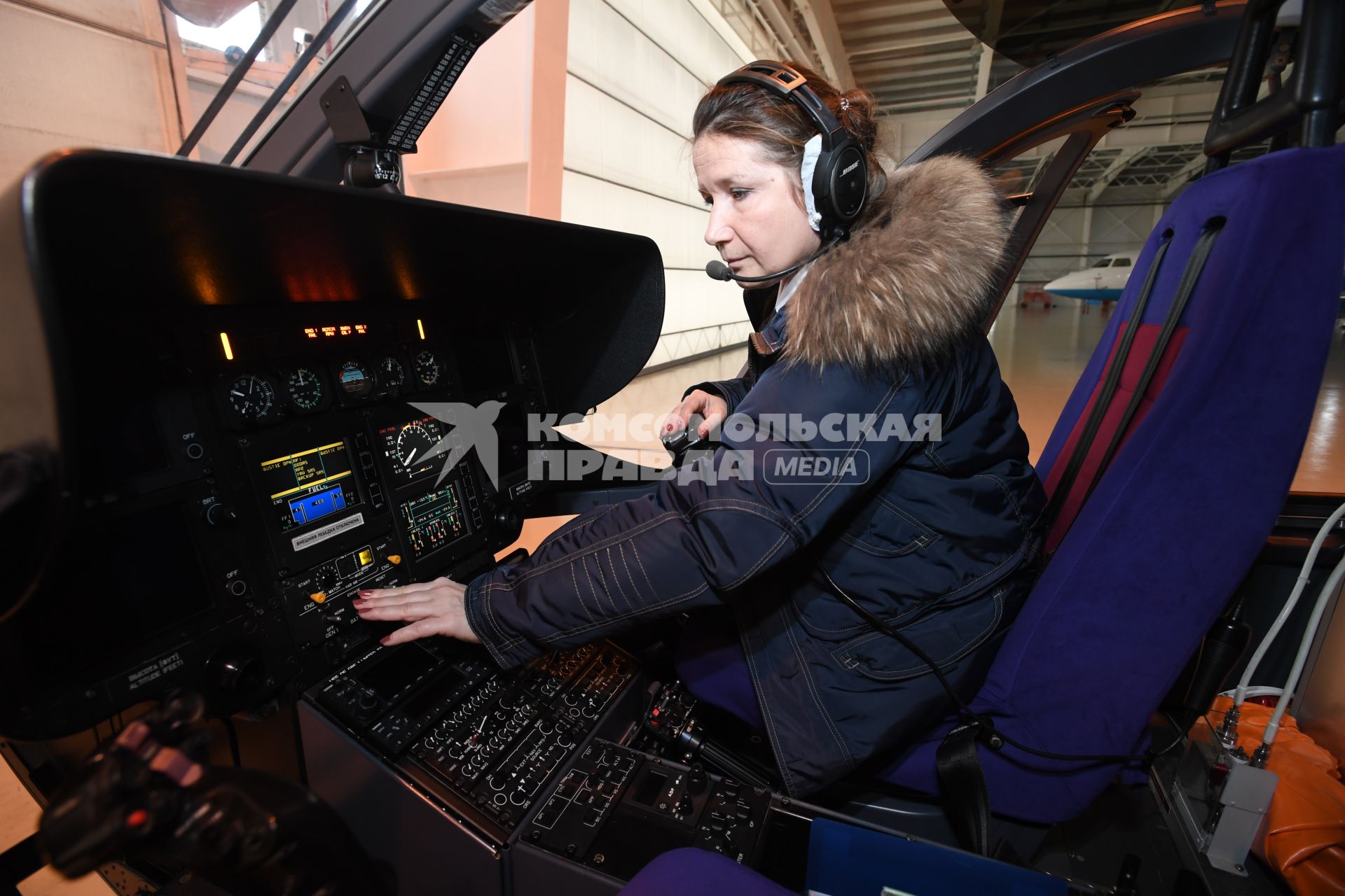 Московская область, Астафьево. Женщина - пилот  `Московского авиационного центра` Екатерина Орешникова в кабине вертолета  ВК 117.