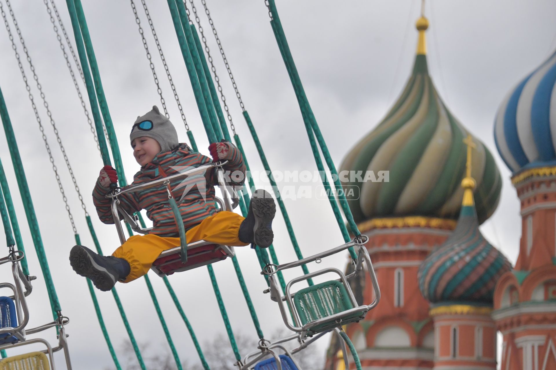 Москва. Дети катаются на карусели на Красной площади.