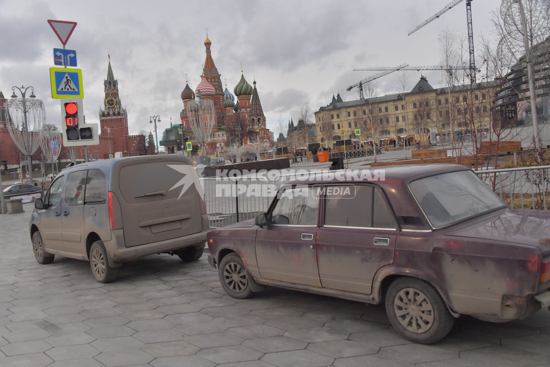 Москва. Старые машины у парка Зарядье.