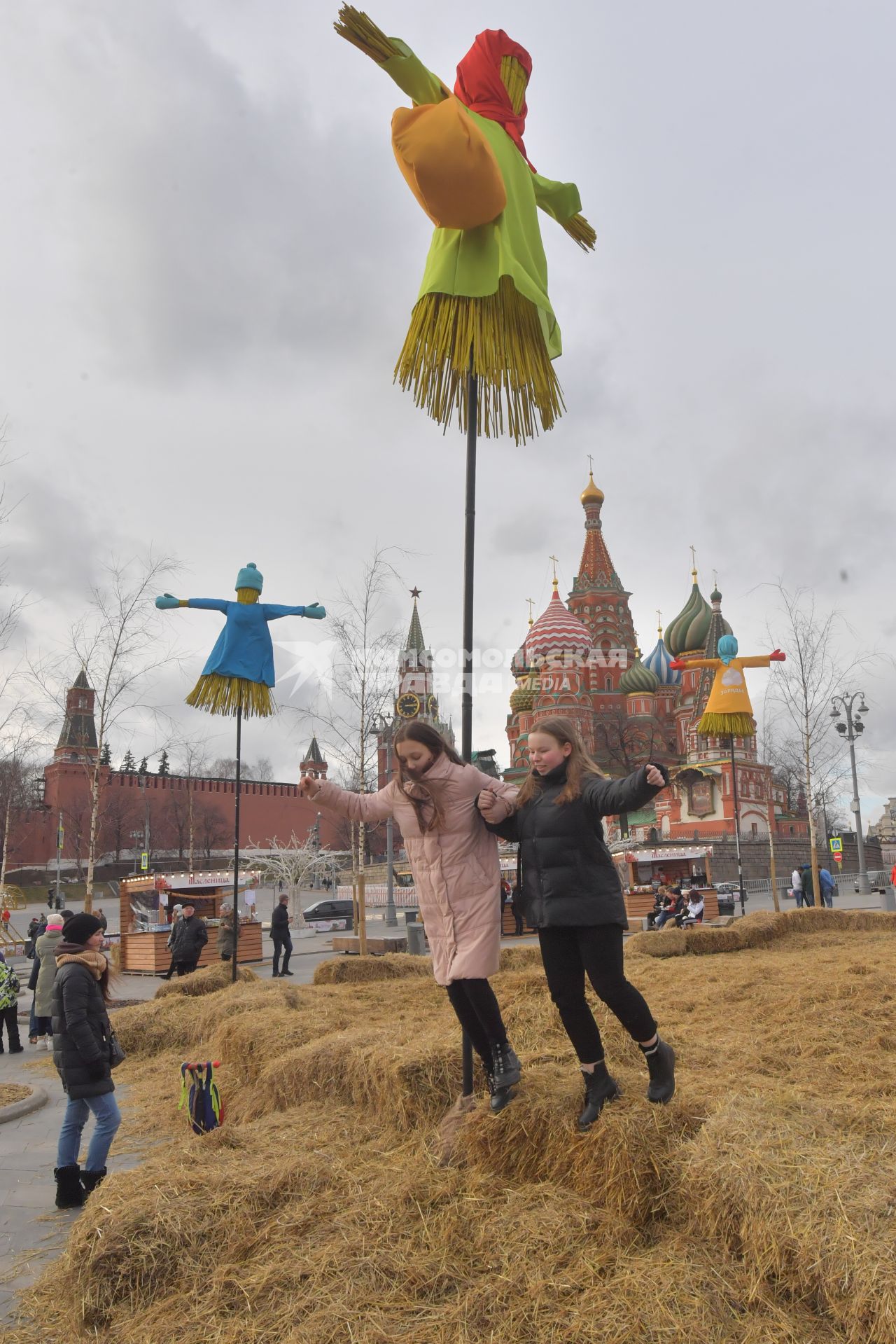 Москва. Чучело Масленицы в парке Зарядье.