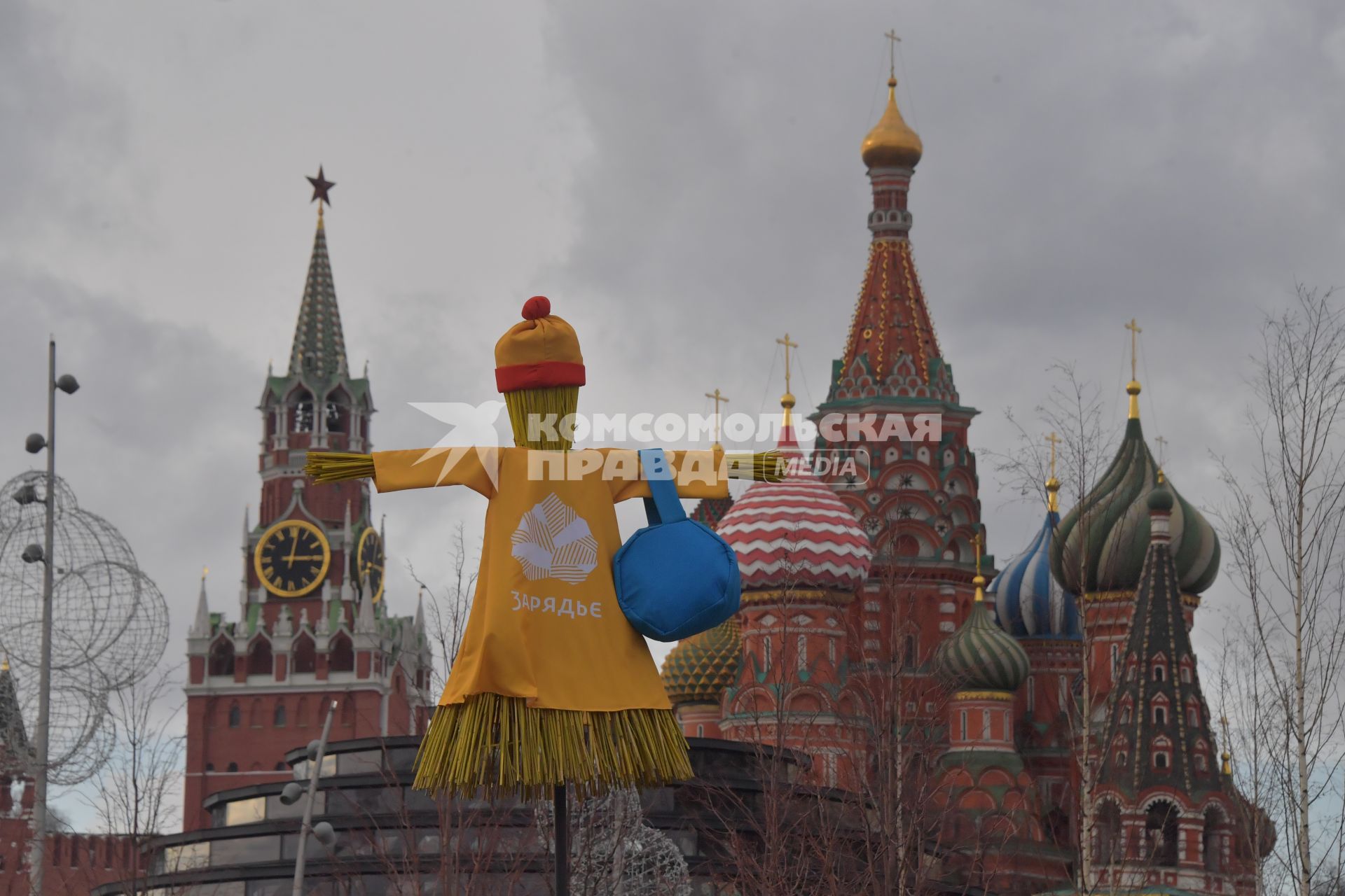 Москва. Чучело Масленицы в парке Зарядье.