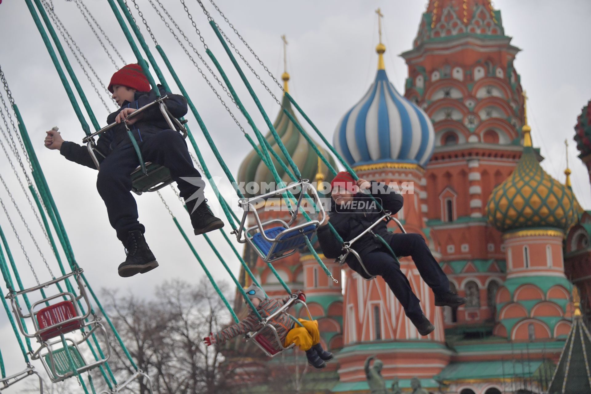 Москва. Дети катаются на карусели на Красной площади.