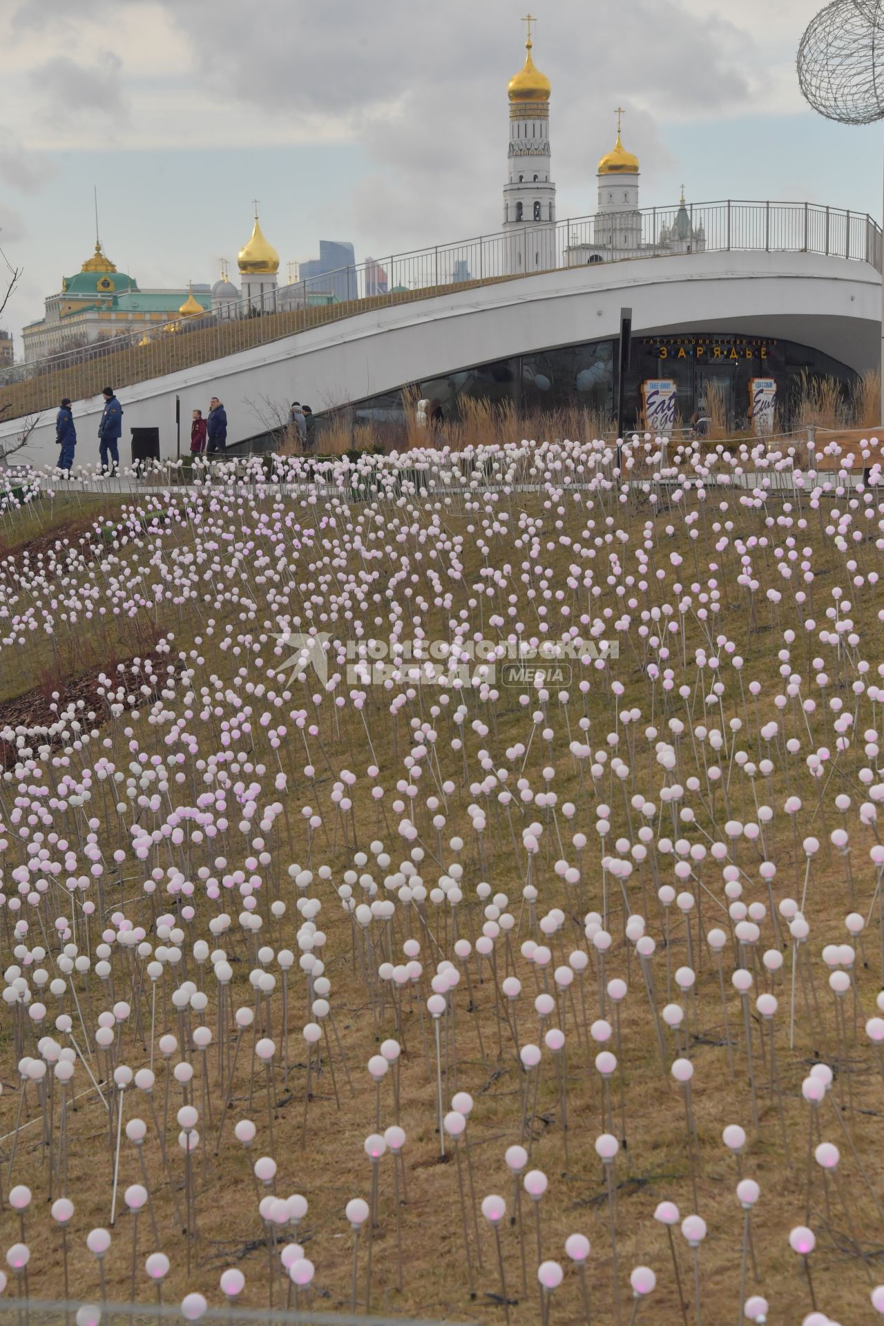 Москва. Вид на колокольню Ивана Великого московского Кремля  и шары в парке  Зарядье.