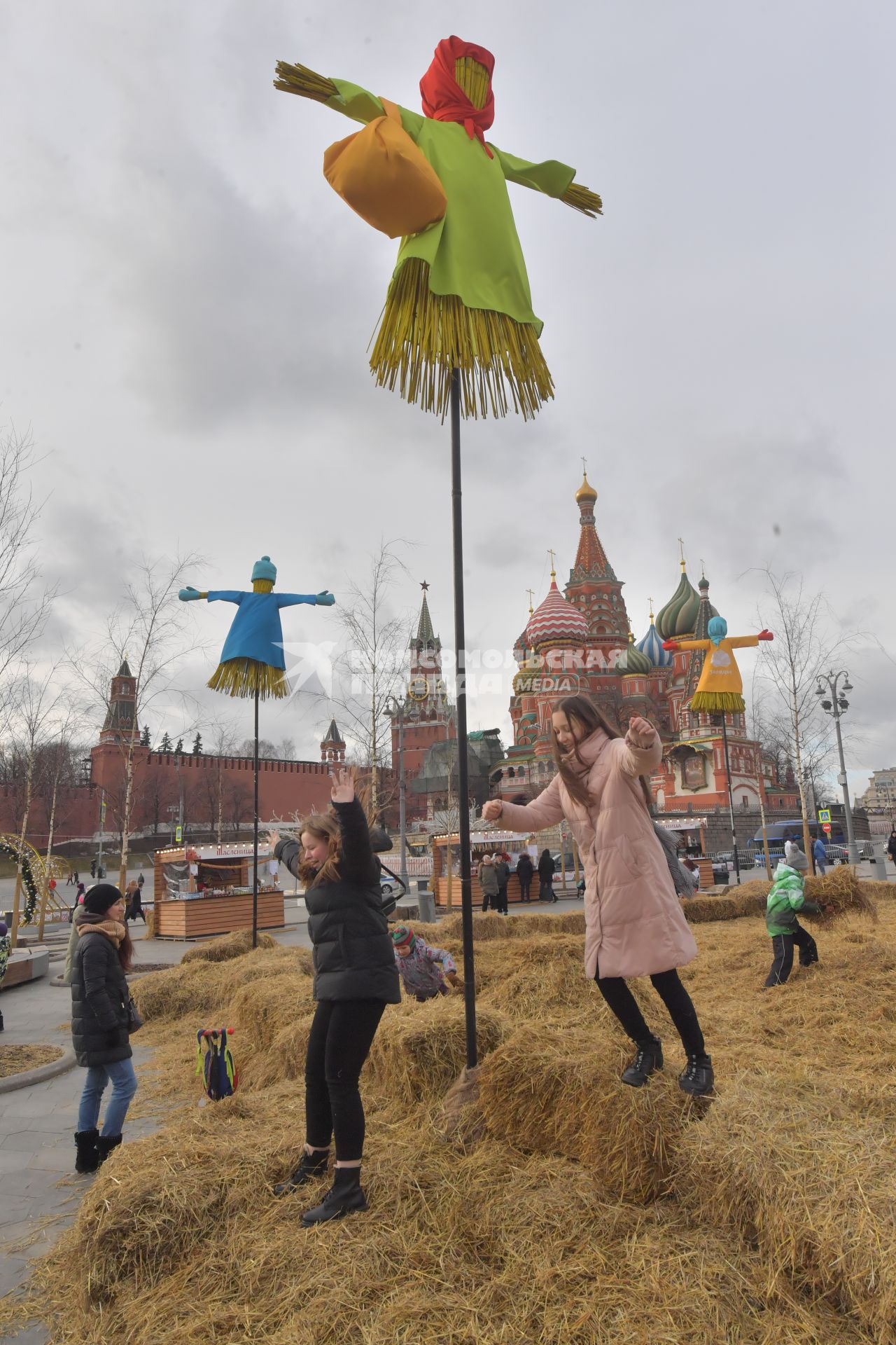 Москва. Чучело Масленицы в парке Зарядье.