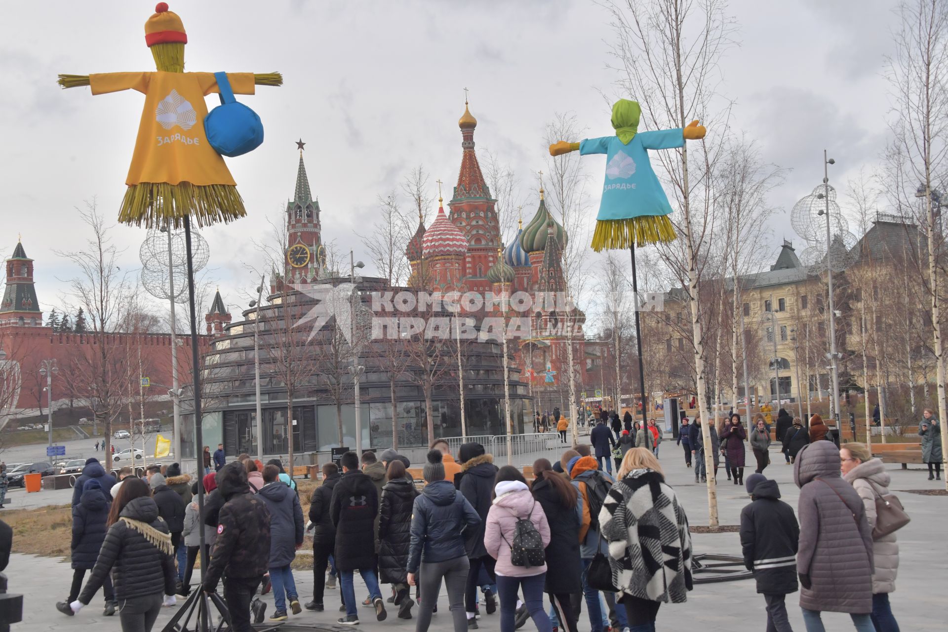 Москва. Чучело Масленицы в парке Зарядье.