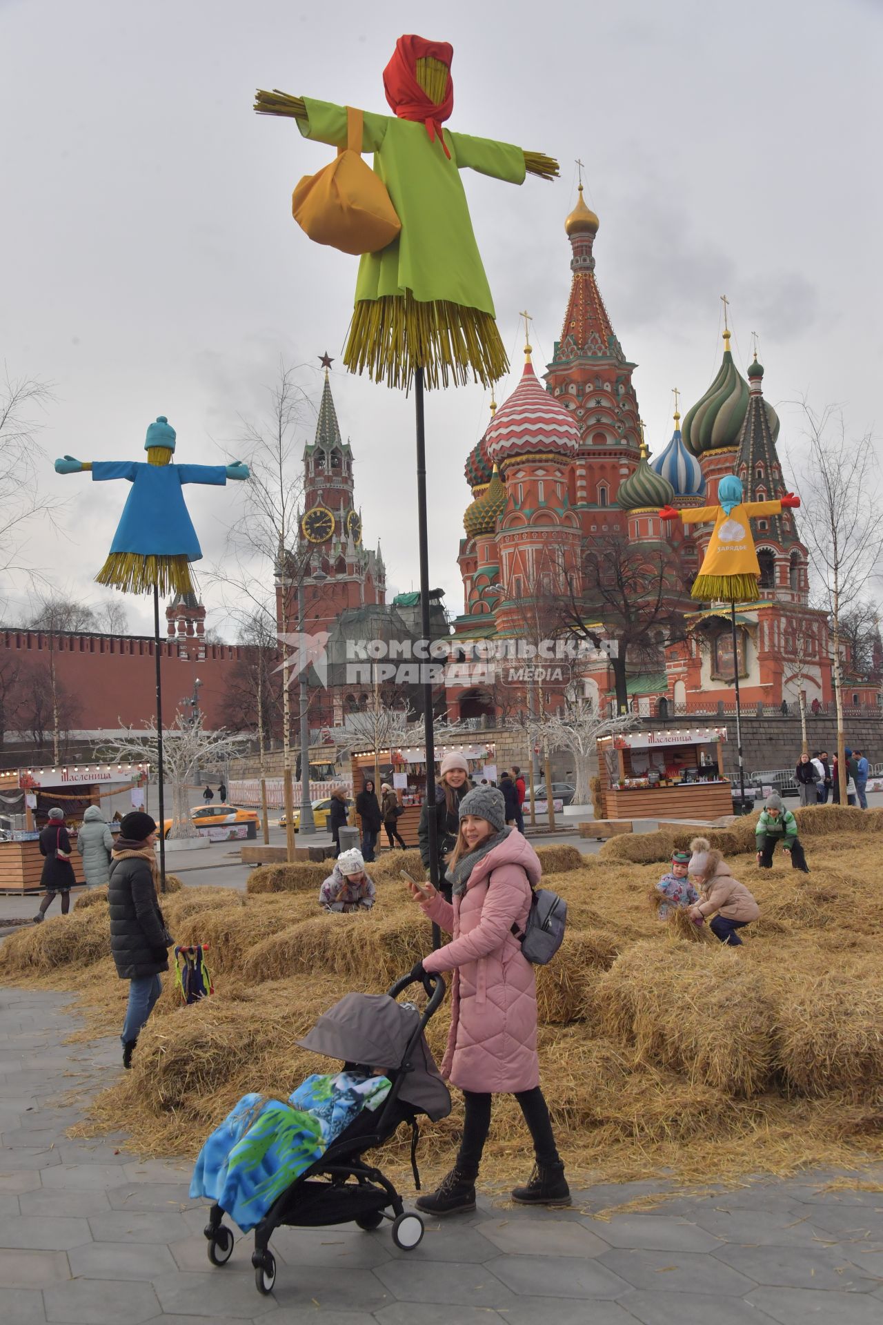 Москва. Чучело Масленицы в парке Зарядье.