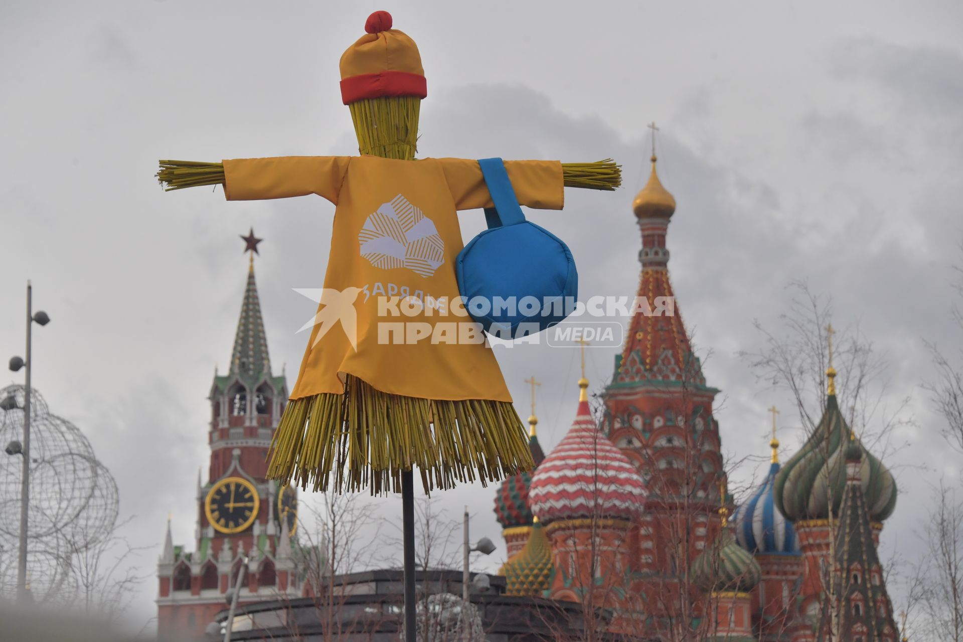 Москва. Чучело Масленицы в парке Зарядье.