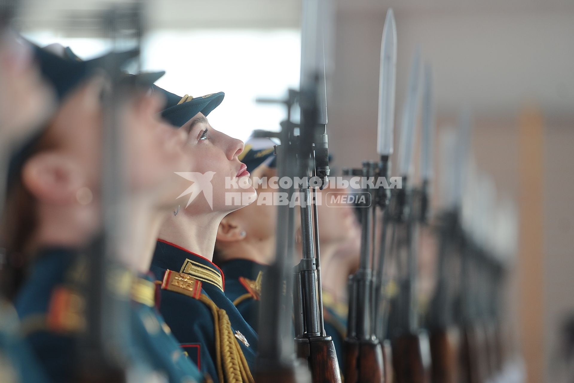 Екатеринбург. Подготовка сводного женского взвода к Параду Победы в Екатеринбурге. Парадный расчет военнослужащих-женщин впервые пройдет в составе роты почетного караула на открытии военного парадарепетиция тренировка военнослужазие женщины женский взвод 9 мая 2020 года