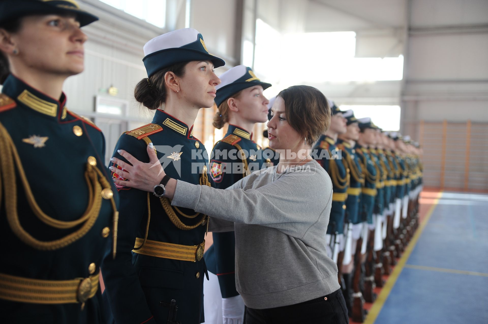 Екатеринбург. Подготовка сводного женского взвода к Параду Победы в Екатеринбурге. Парадный расчет военнослужащих-женщин впервые пройдет в составе роты почетного караула на открытии военного парадарепетиция тренировка военнослужазие женщины женский взвод 9 мая 2020 года