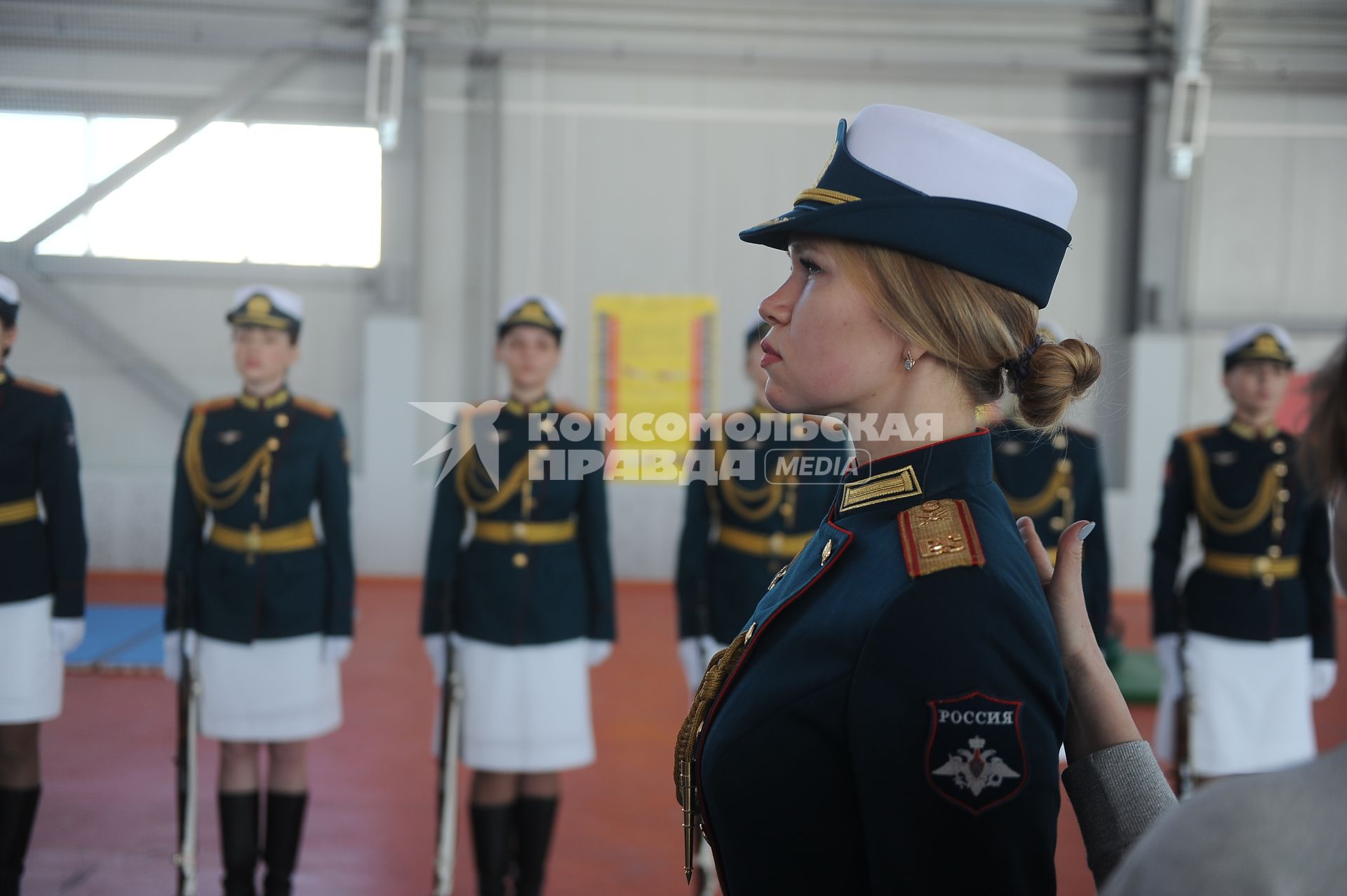 Екатеринбург. Подготовка сводного женского взвода к Параду Победы в Екатеринбурге. Парадный расчет военнослужащих-женщин впервые пройдет в составе роты почетного караула на открытии военного парадарепетиция тренировка военнослужазие женщины женский взвод 9 мая 2020 года