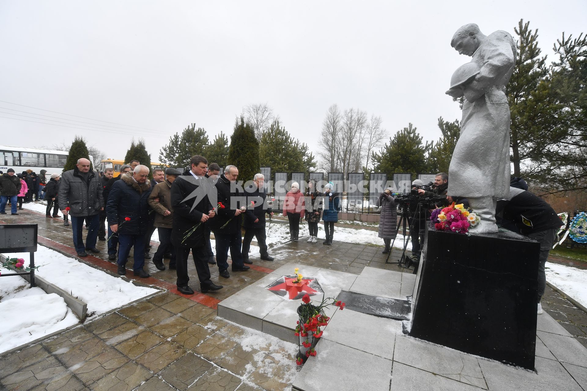 Ржевская область.  Возложение цветов к братской могиле солдат, павших в боях Великой Отечественной войны подо Ржевом.