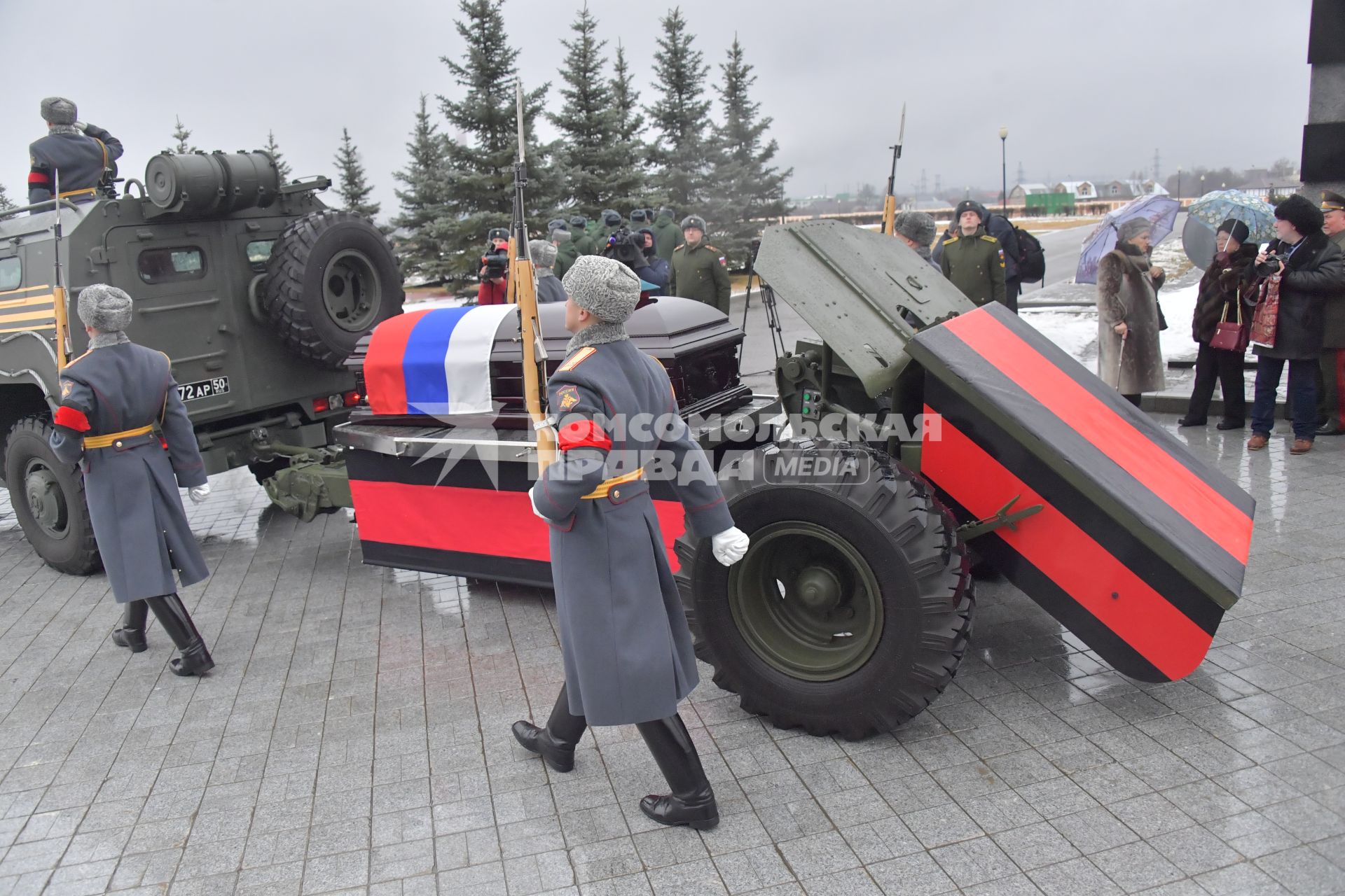 Москва.  Церемония прощания с маршалом Советского Союза Дмитрием Язовым на Федеральном военном мемориальном  кладбище в Мытищах.