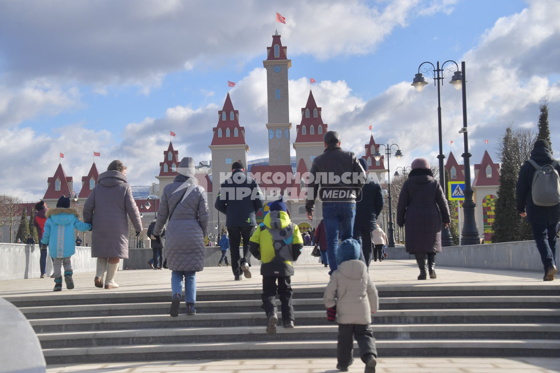 Москва. Посетители у входа в здание на открытии тематического парка развлечений `Остров мечты` в Нагатинской пойме.