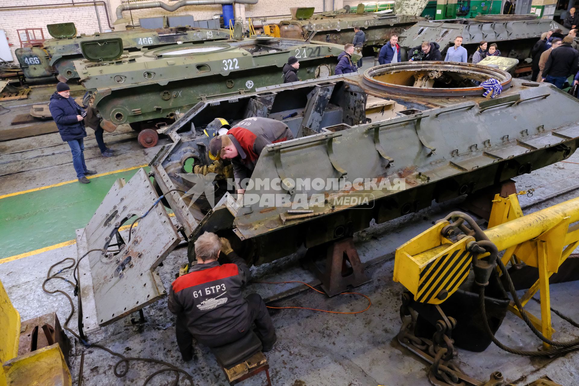 Санкт-Петербург.  Танки Т-34 на 61-ом бронетанковом ремонтном заводе.