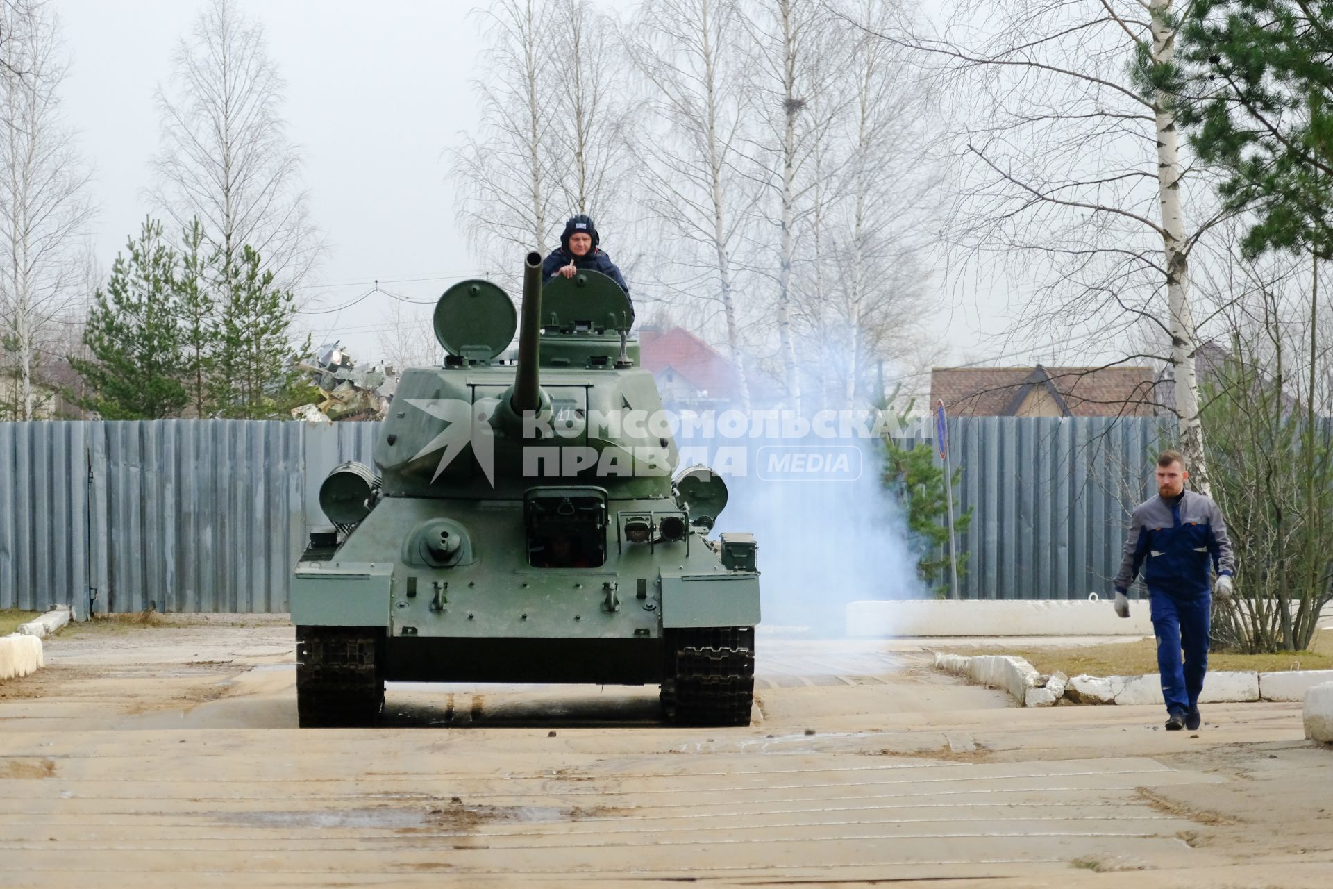 Санкт-Петербург. Отреставрированный танк Т-34 на территории 61-го Бронетанкового ремотного завода.